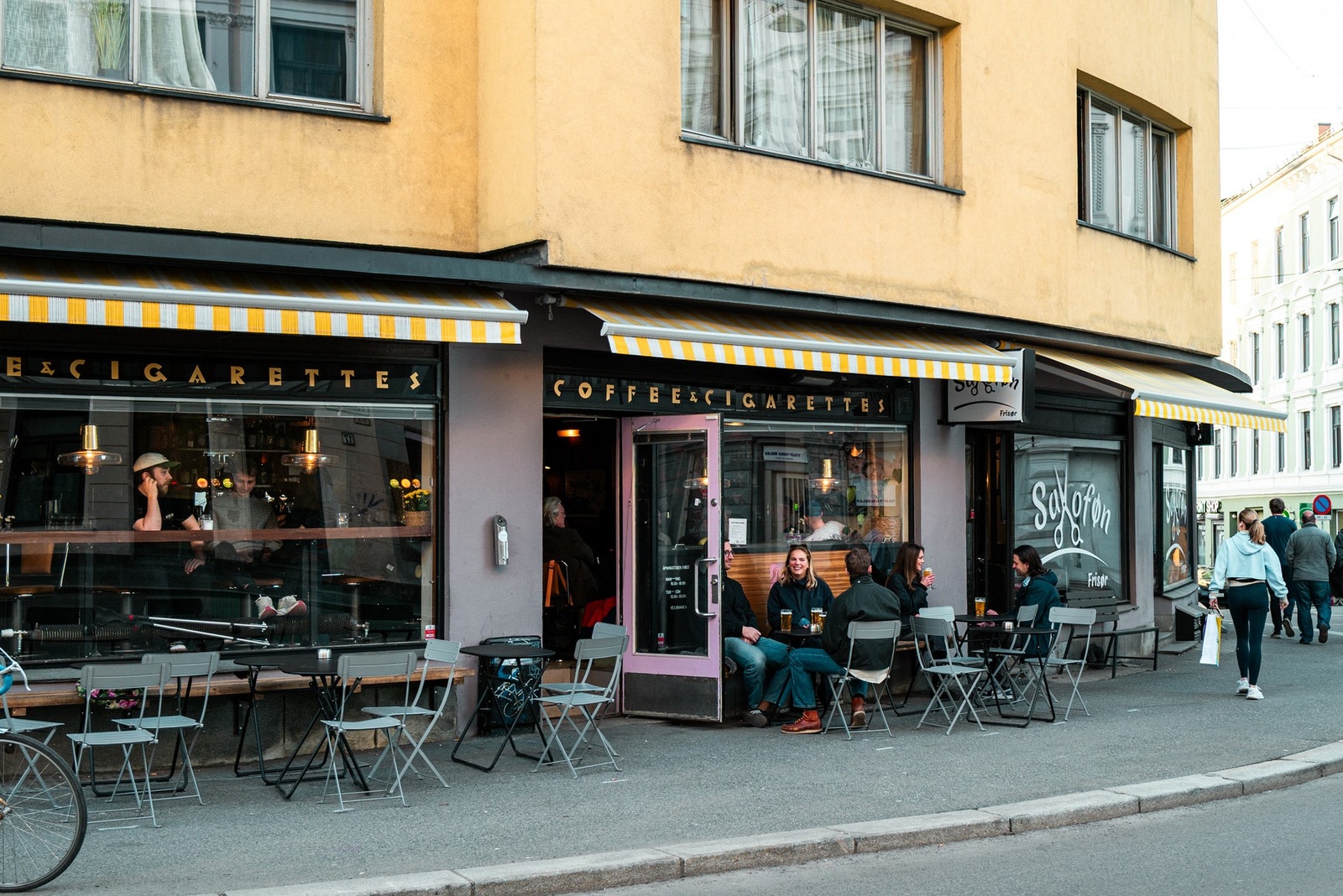 Coffee and Cigarettes kombinerer kaffe- og drinkbar, med Italia som inspirasjon. Galleribilde