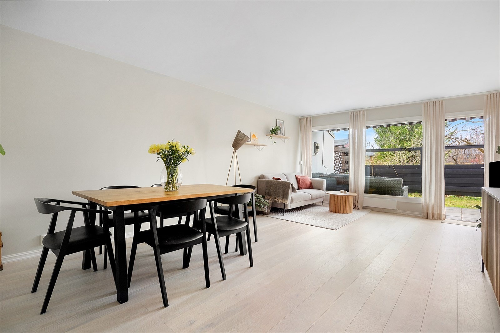 Romslig og lys stue, med store vindusflater som slipper inn godt med naturlig lys. Galleribilde