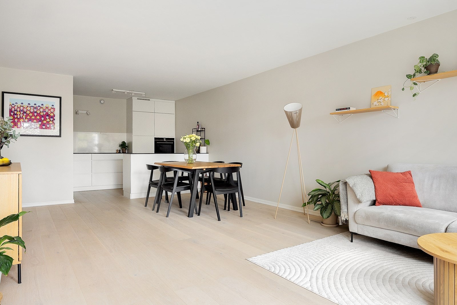 Velkommen til en bolig med en ettertraktet og fredelig beliggenhet i et veletablert boligområde sentralt på Nordstrand, mellom Sæter og Holtet. Galleribilde