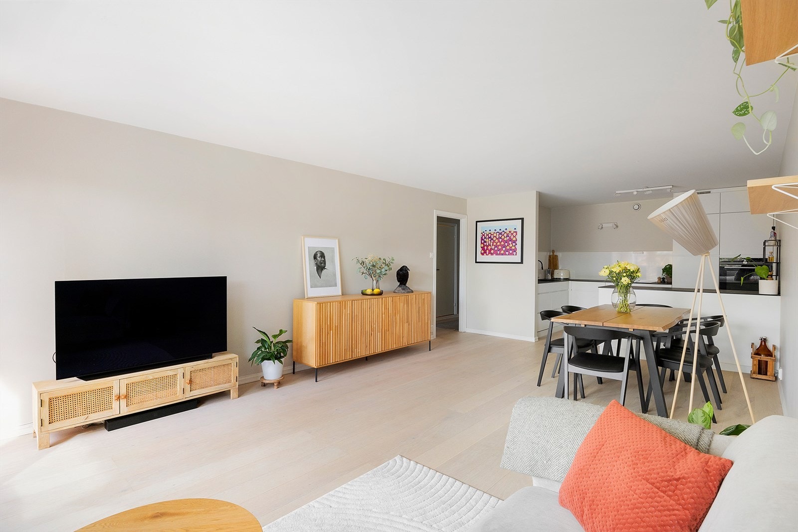 Åpen og sosial planløsning som gir god romfølelse og naturlig flyt mellom sonene. Galleribilde