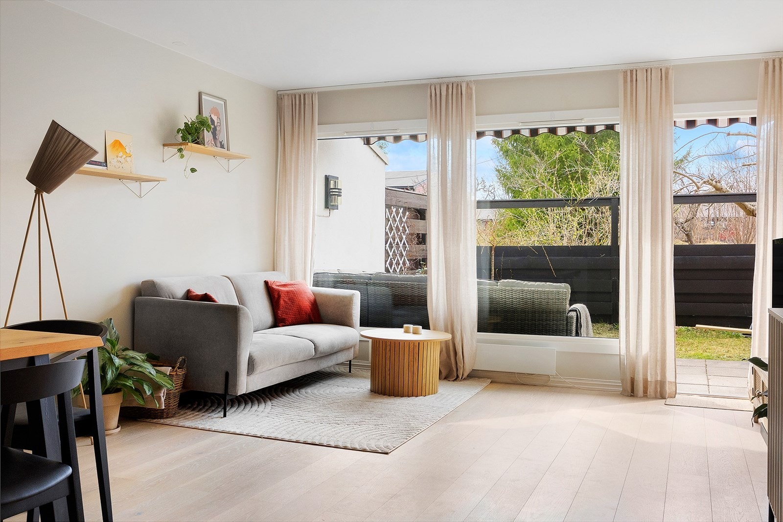 Det er god plass til både sofagruppe og spisebord, og rommet føles luftig. Galleribilde