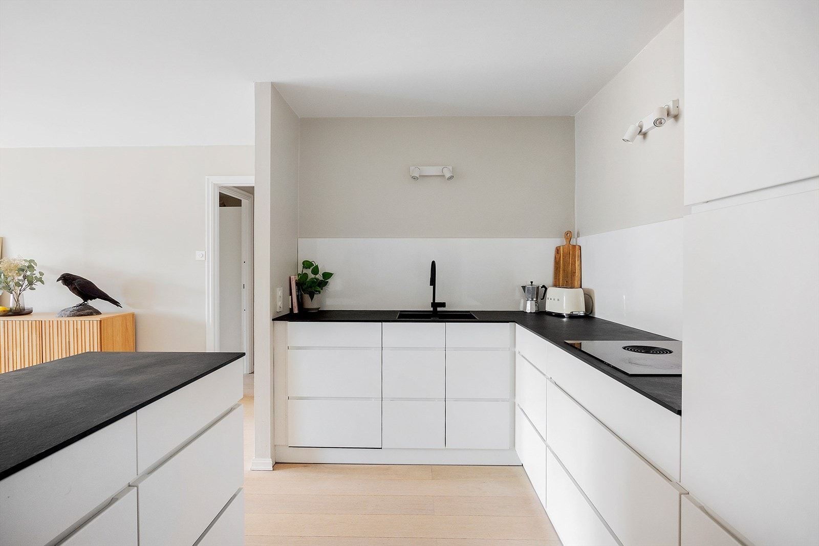 Den nye KVIK-innredningen har glatte fronter og laminat benkeplate med planlimt kum. Galleribilde