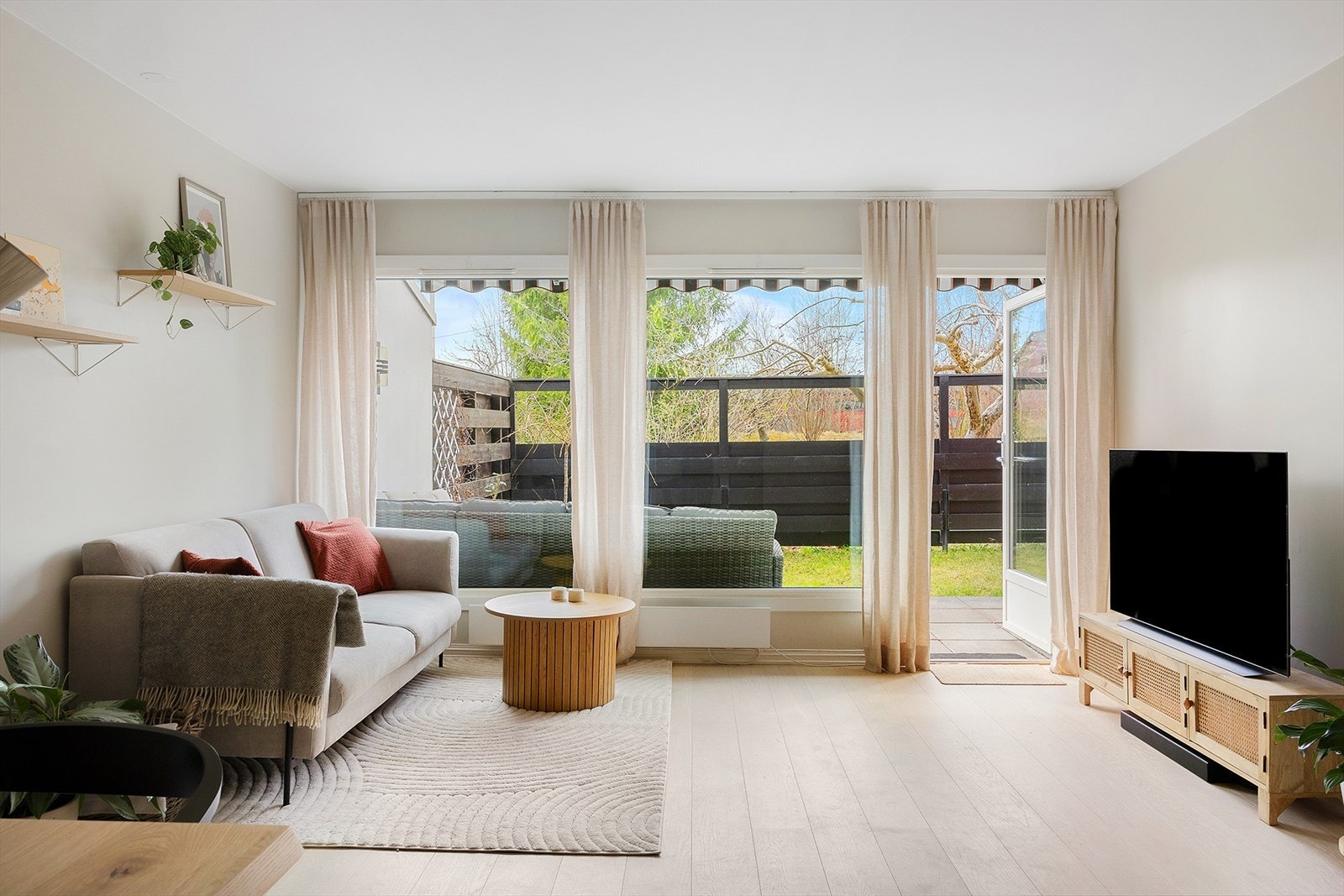 Den store uteplassen fungerer som en naturlig forlengelse av stuen - perfekt for sosiale sammenkomster og rolige stunder i solen. Galleribilde