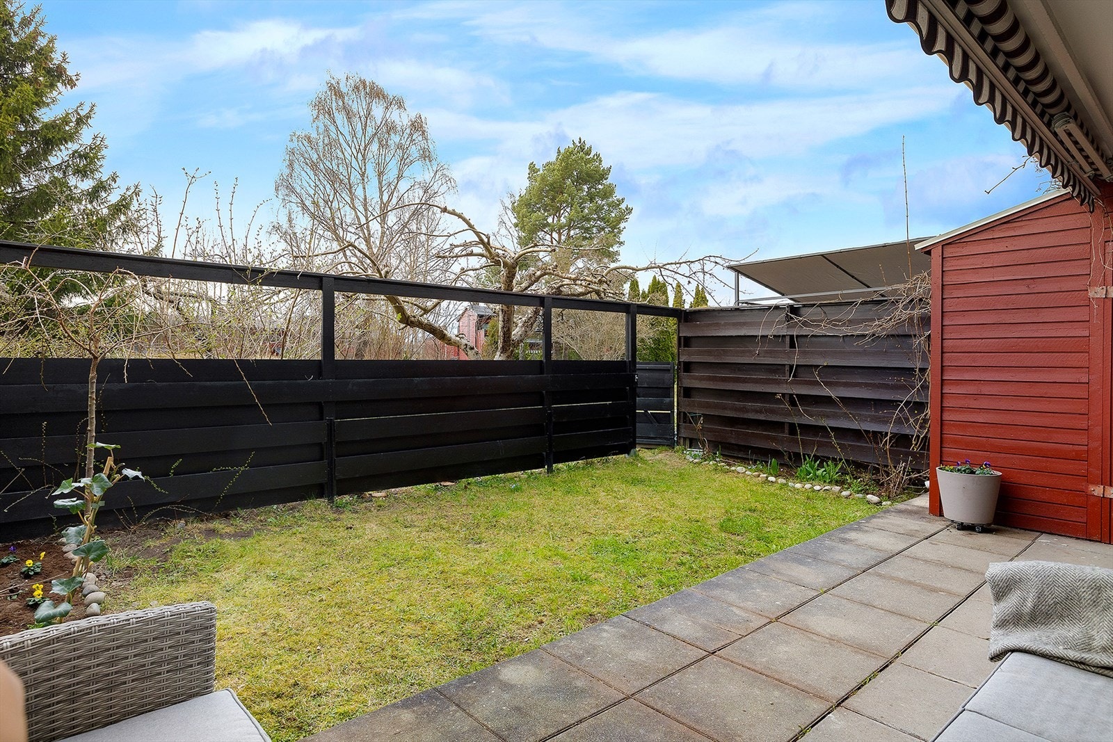 En gjennomgående og oppgradert 2-roms andelsleilighet med markterrasse på hele 13 kvm + hageflekk! Attraktivt og rolig boligområde på Nordstrand. Galleribilde