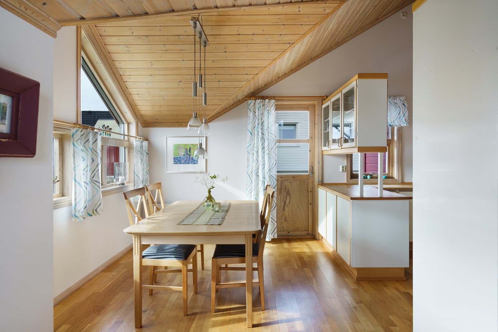 Kjøkkenet har innredning fra byggeåret med over- og underskap og heltre benkeplate i bøk. Galleribilde