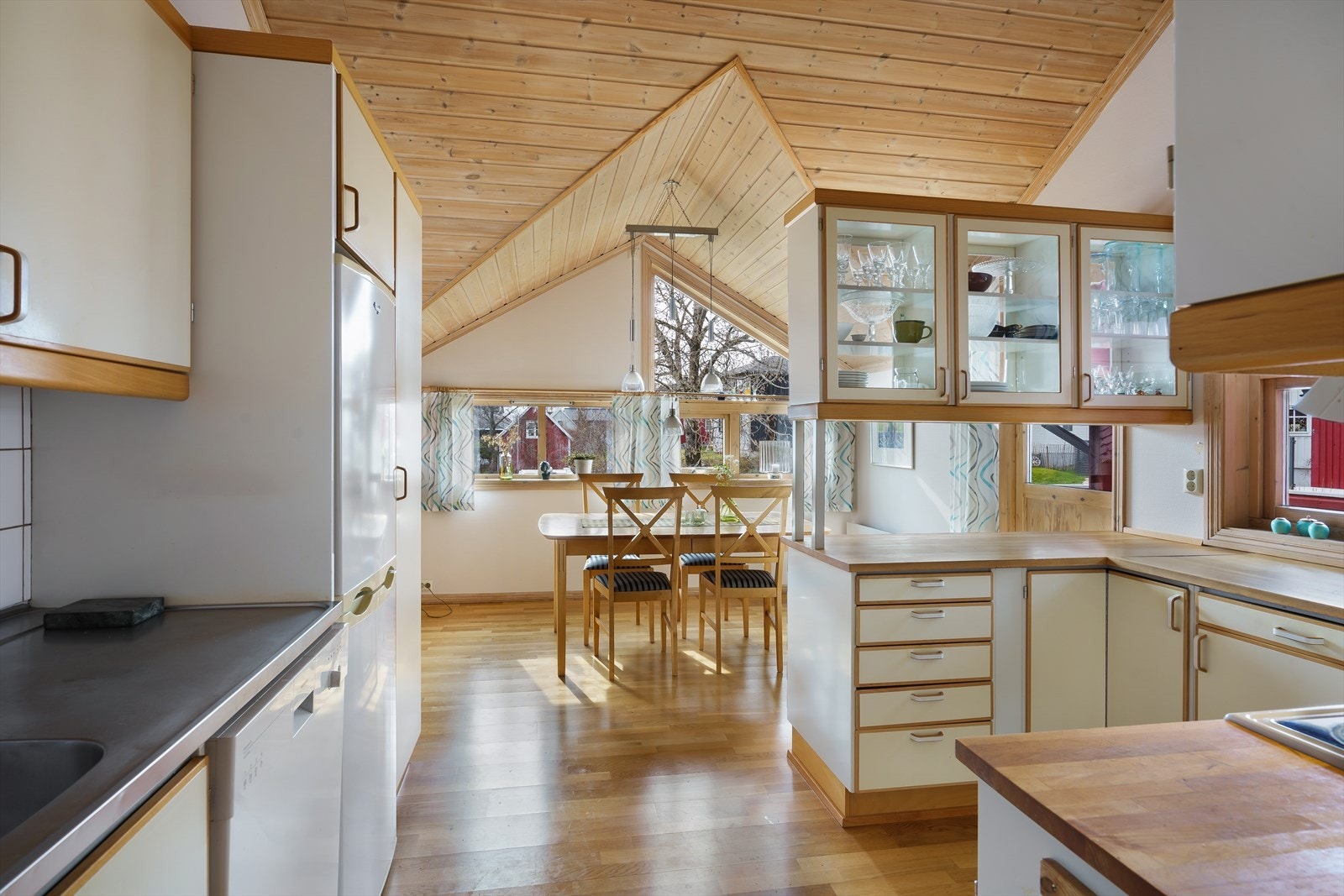 Hvitevarene som følger med i handelen er Electrolux komfyr, Flexit vifte, Siemens oppvaskmaskin og Whirlpool kombiskap. Galleribilde