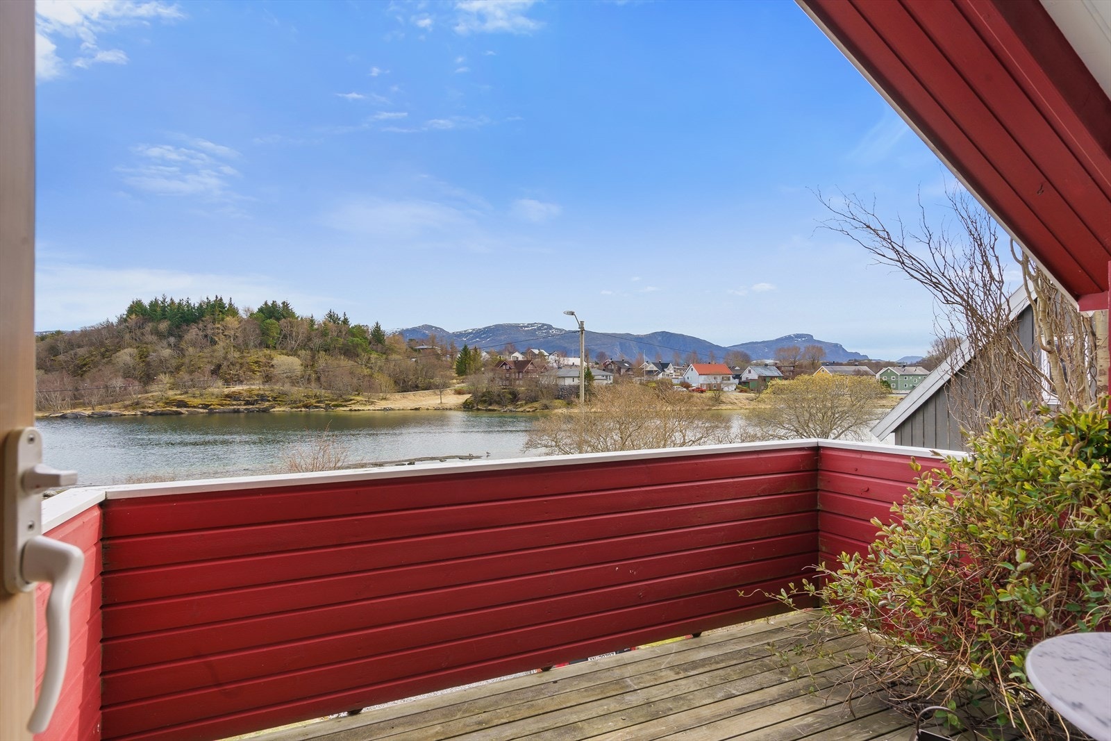 Det er utgang til en østvendt, overbygd balkong på ca. 22 m² med flott utsikt mot Frøkenosen. Galleribilde