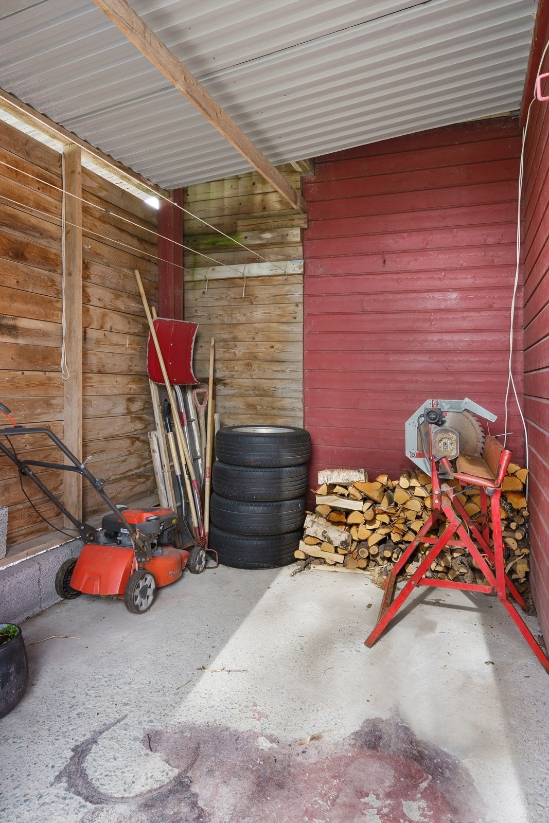 En utebod som ligger under verandaen mot vest. Galleribilde