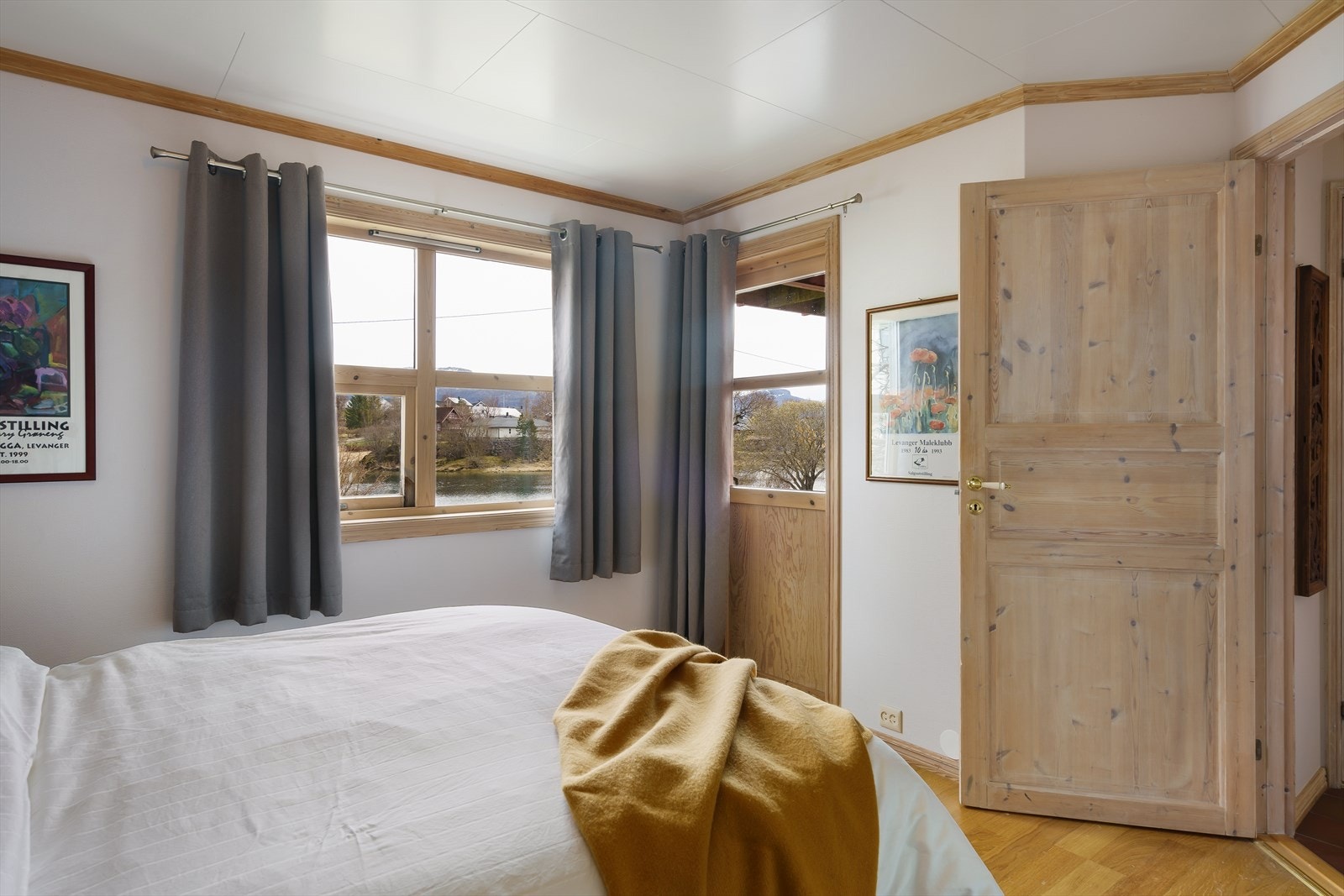 Rommet er innredet med skyvedørsgarderobe med innredning. Galleribilde