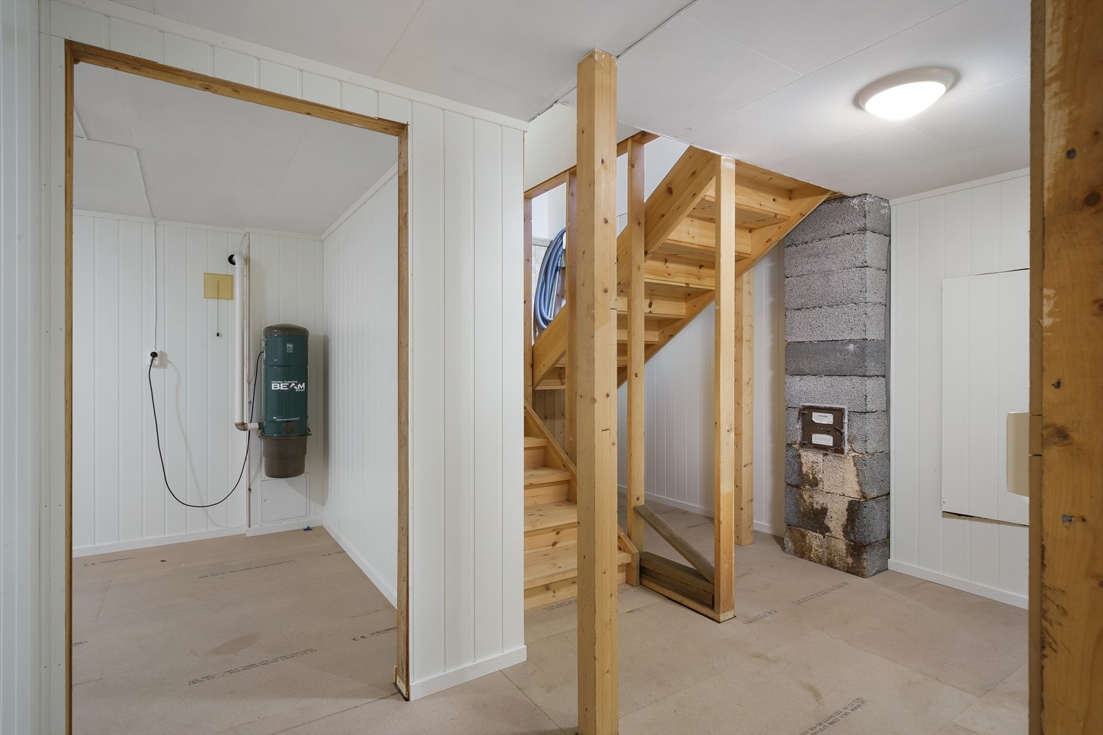 I kjelleretasjen ble deler av rommene pusset opp i 2023 med nye overflater, og i 2024 ble det lagt inn ny strøm. Kjelleren består også delvis av en blindkjeller. Galleribilde