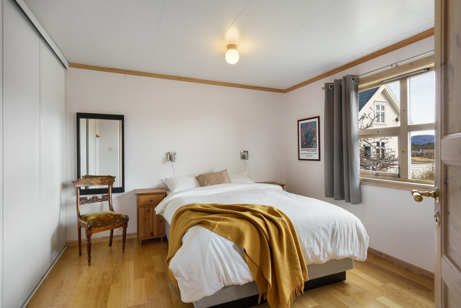 Hovedsoverommet har vindu mot øst og utgang til en sørøstvendt balkong på ca. 3 m². Galleribilde