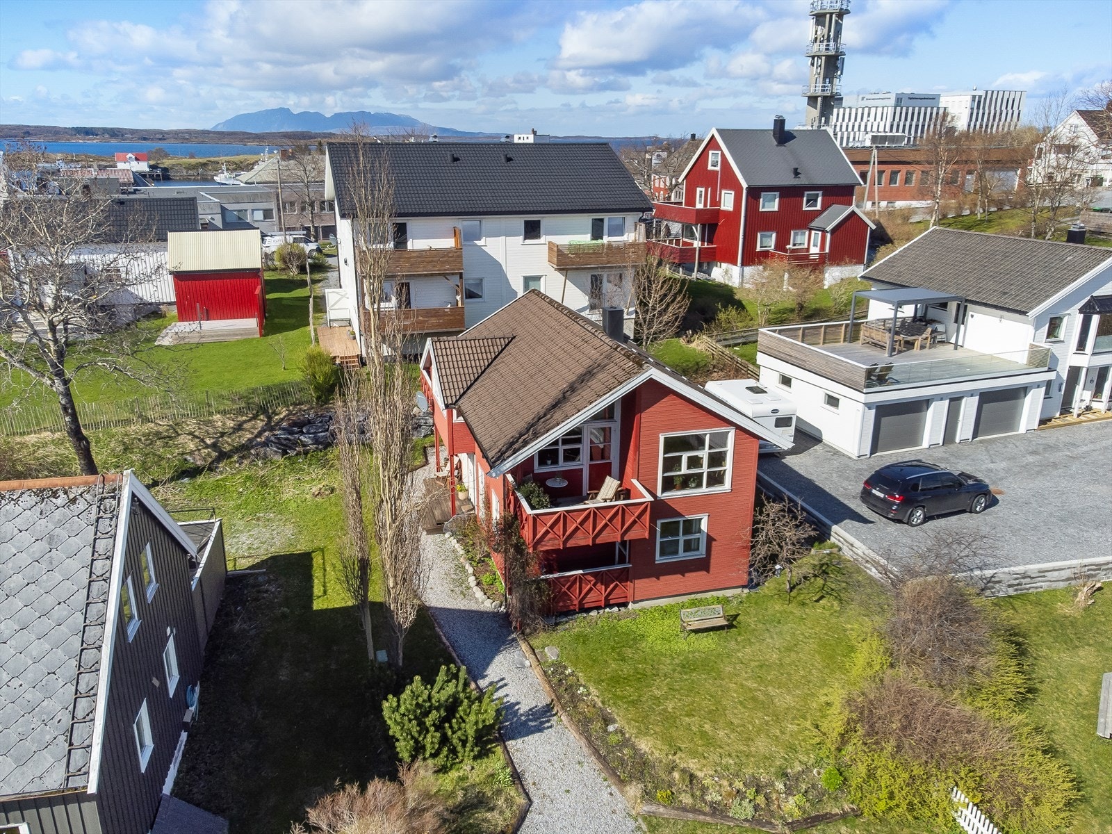 Fra gruset innkjørselen er det anlagt en gruset gangvei som leder opp til boligens inngangsparti. Galleribilde