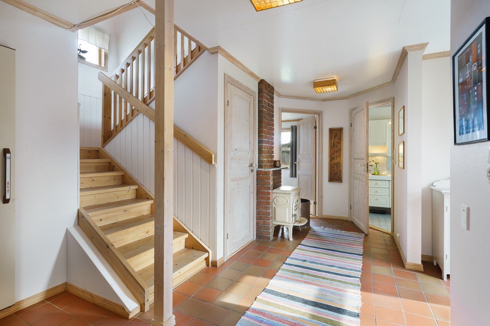 Vindfang, gang og bad er utstyrt med elektriske varmekabler. Galleribilde