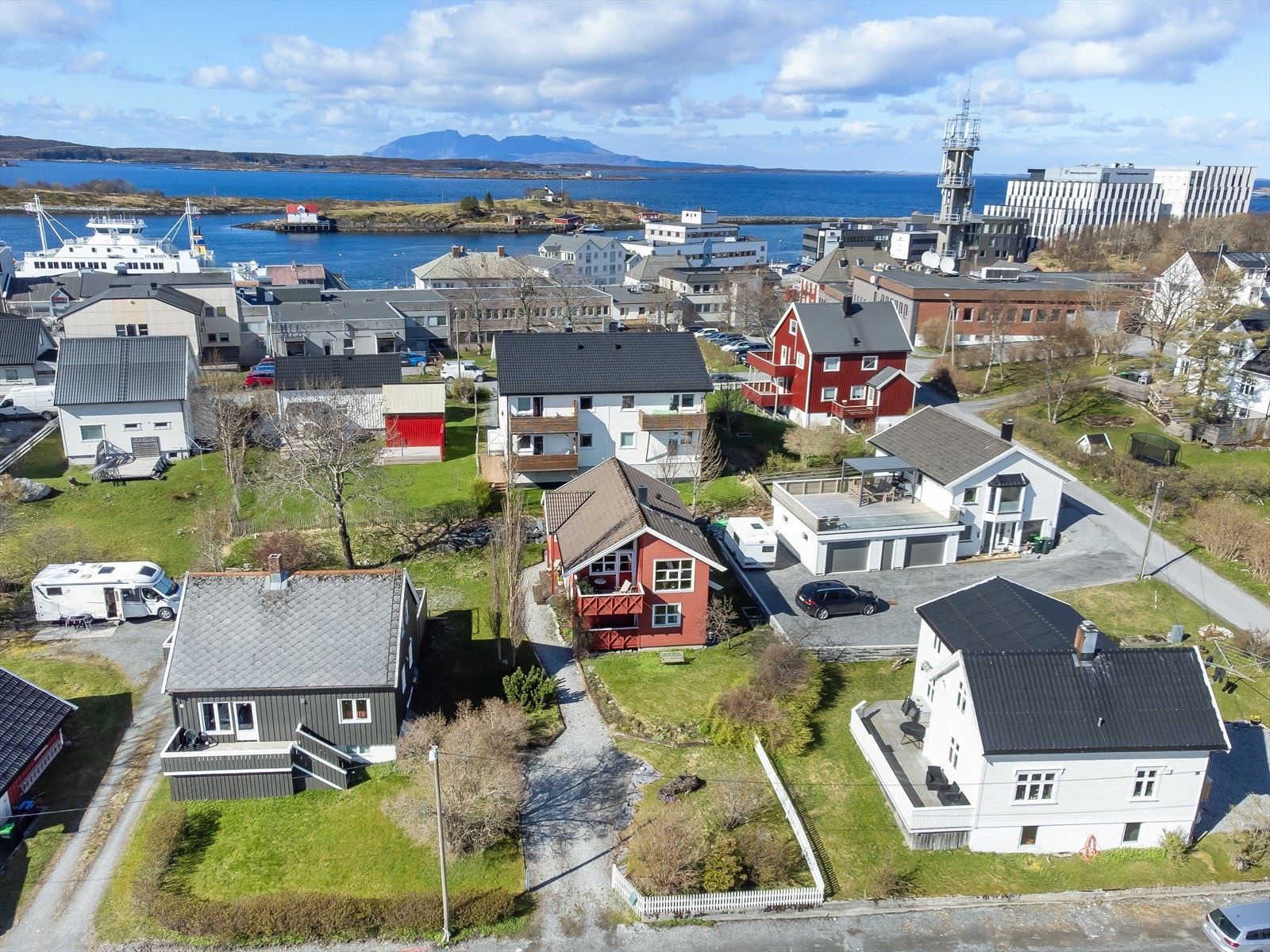 Her bor du sentralt, men likevel tilbaketrukket i et rolig og barnevennlig boligområde med lite trafikk. Galleribilde