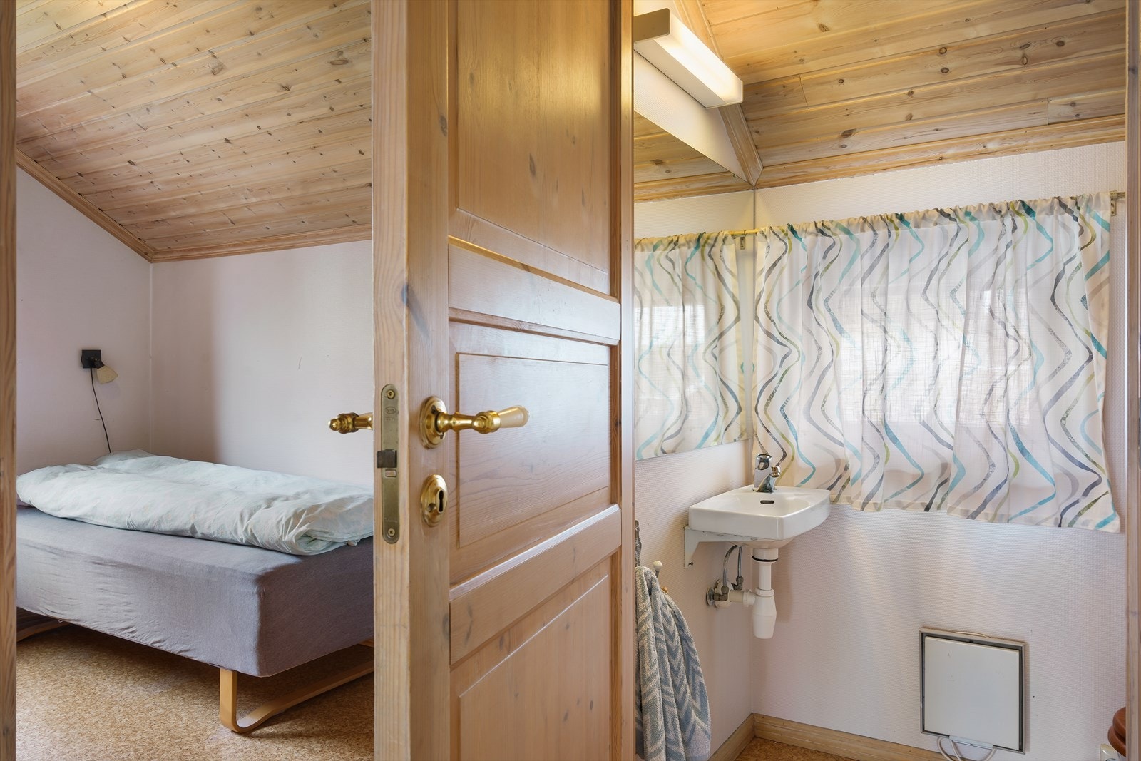 Innenfor kjøkkenet er det en mellomgang med adkomst til et soverom og toalettrom. Galleribilde