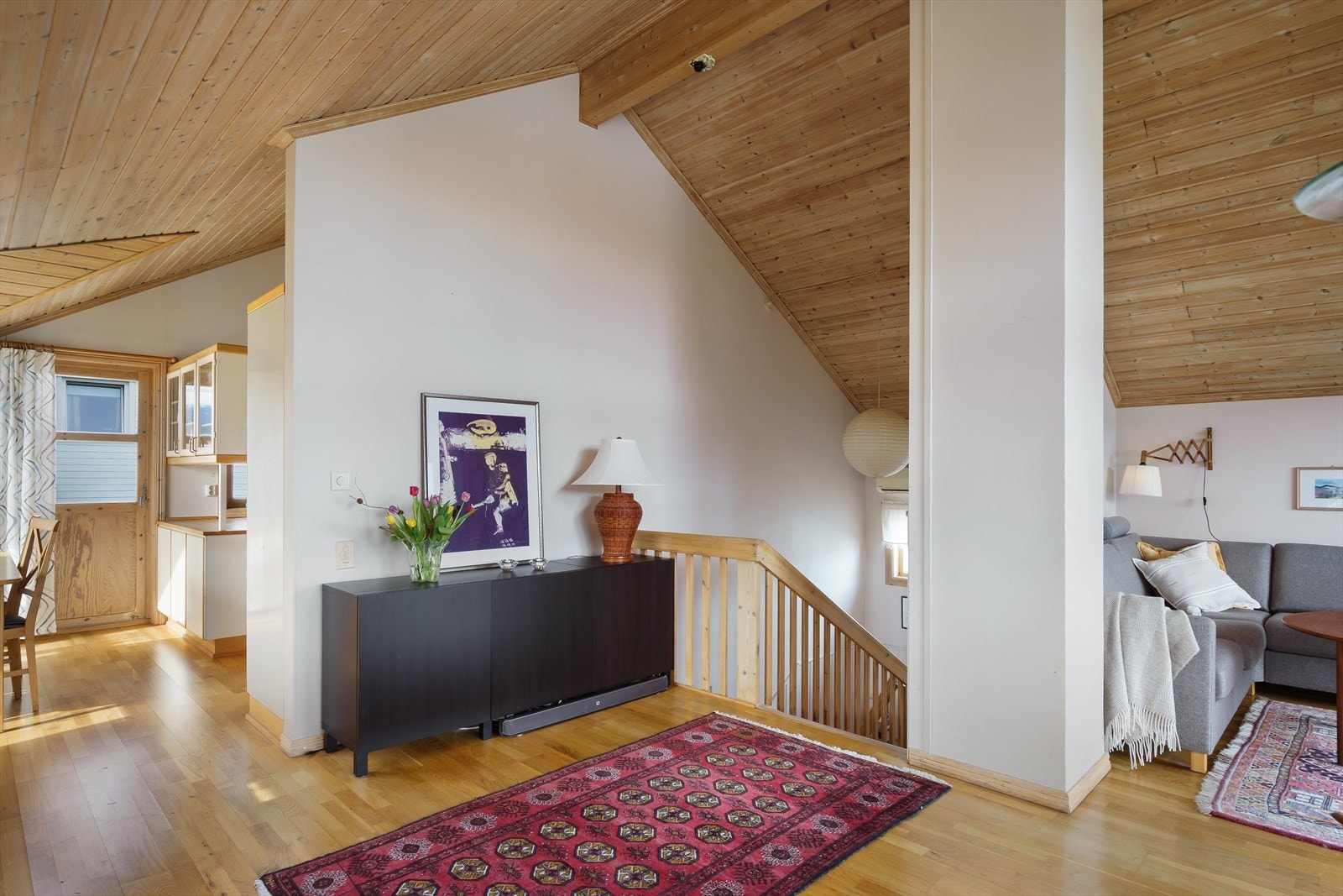 Stuen har en åpen løsning mot spisestuen, som igjen har direkte tilknytning til kjøkkenet. Galleribilde