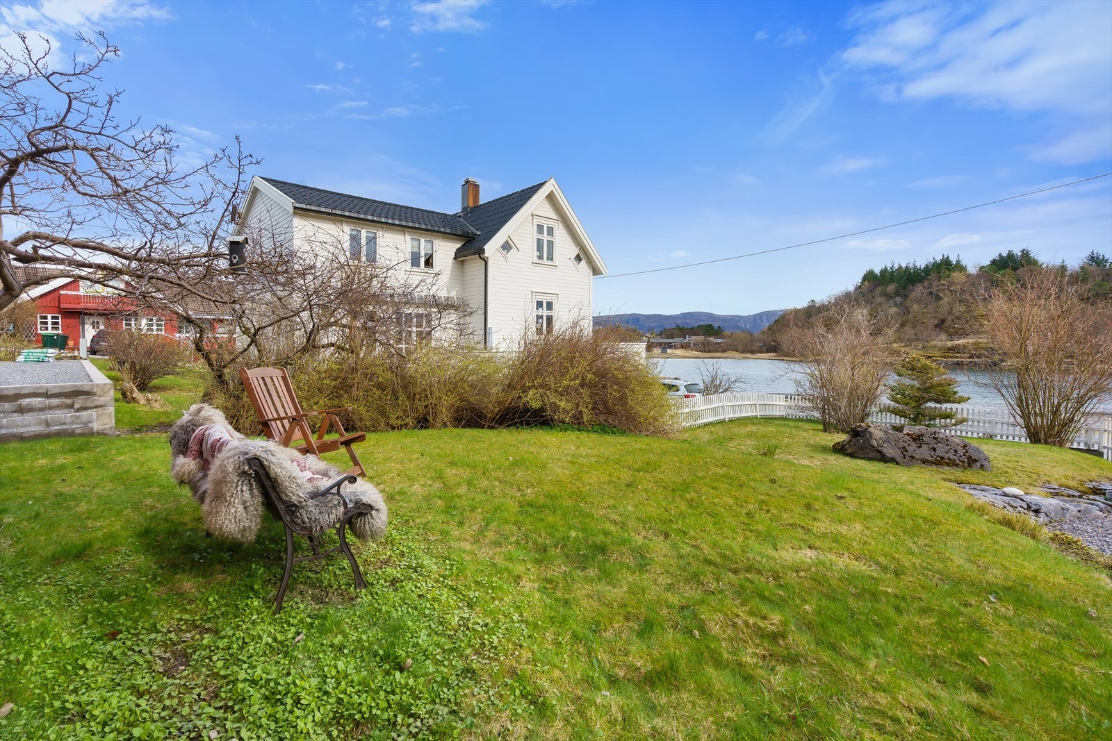 Tomten er pent opparbeidet med grøntarealer bestående av gressplen, innrammet av diverse beplantning som tilfører hagen liv og farge. Galleribilde
