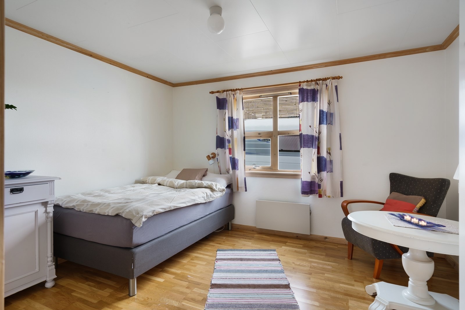 Det andre soverommet vender mot nordvest og har inngang både fra gangen og vaskerommet. Galleribilde