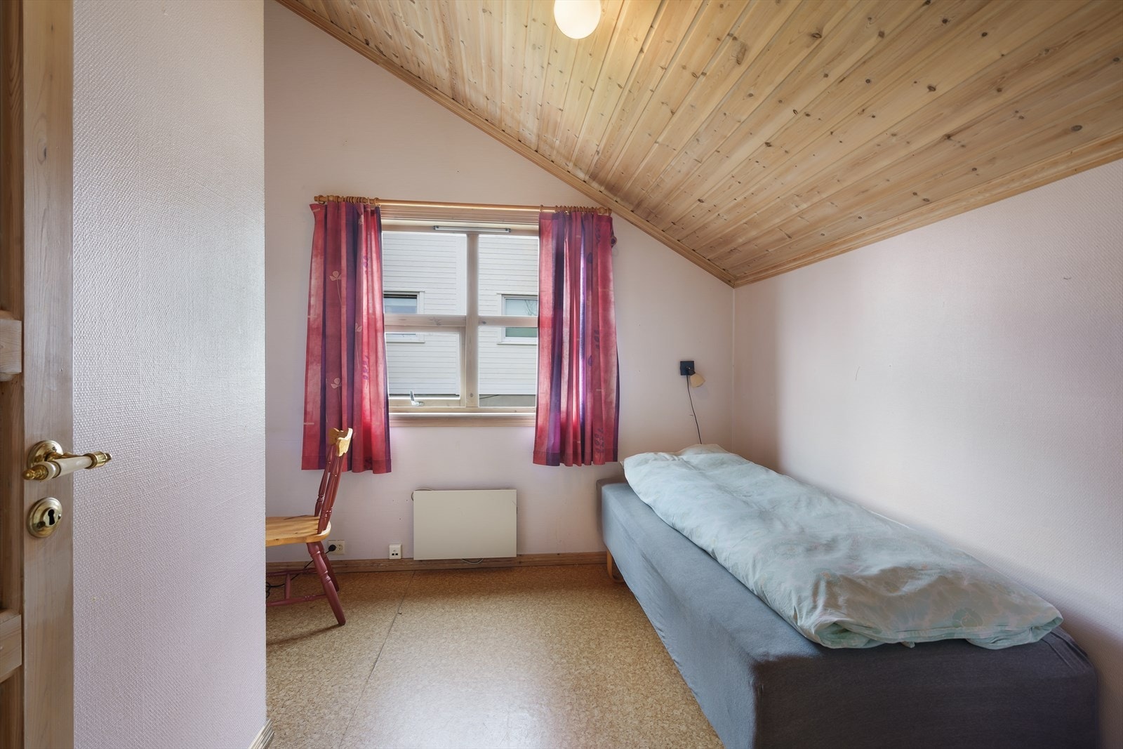 Soverommet i hovedetasjen har vindu mot vest. Galleribilde