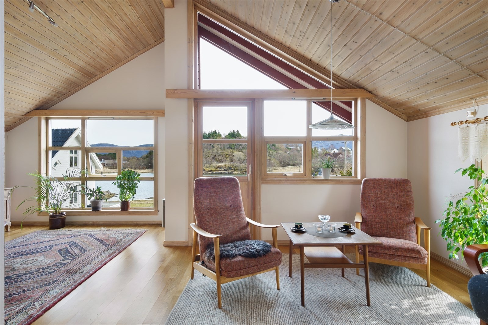 Stuen har full takhøyde, store vindusflater mot både øst og sør, som gir et fantastisk godt lysinnslipp og en luftig romfølelse. Galleribilde