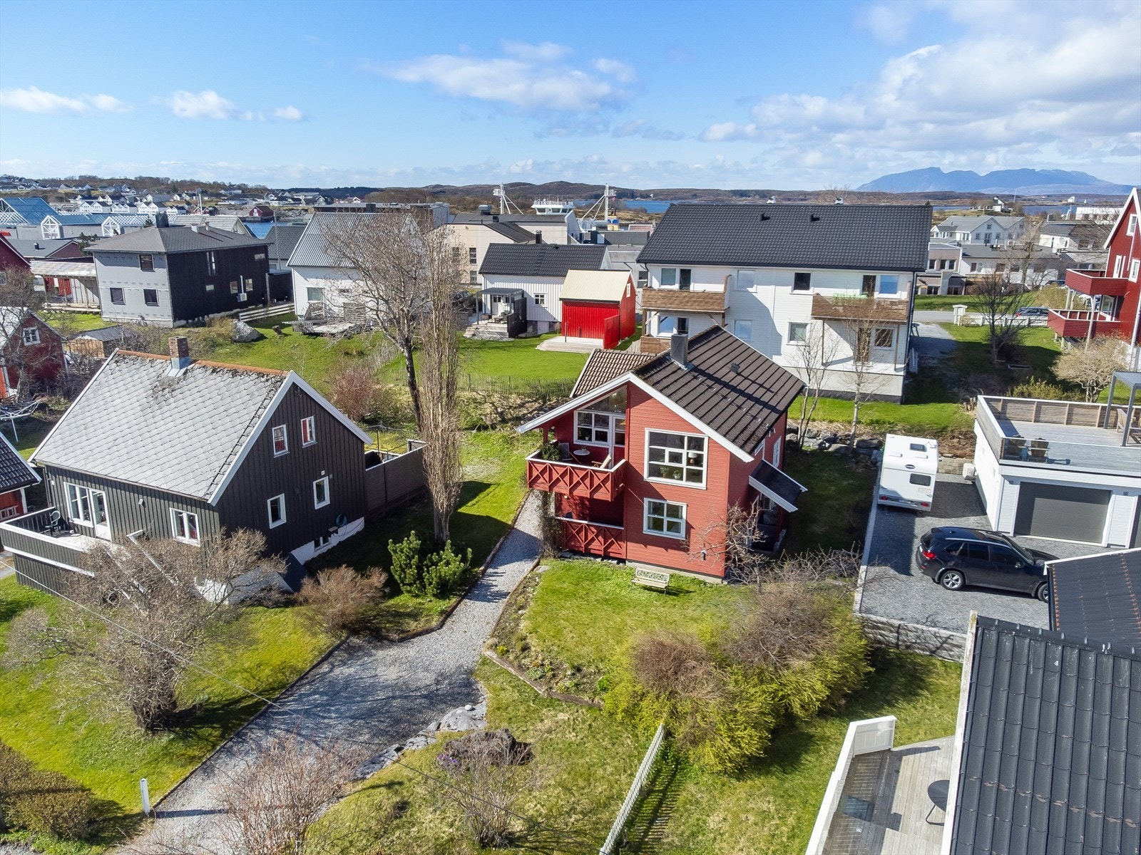 Boligen har en flott beliggenhet med østvendt fasade og utsikt mot Frøkenosen - et populært turområde midt i Brønnøysund. Galleribilde