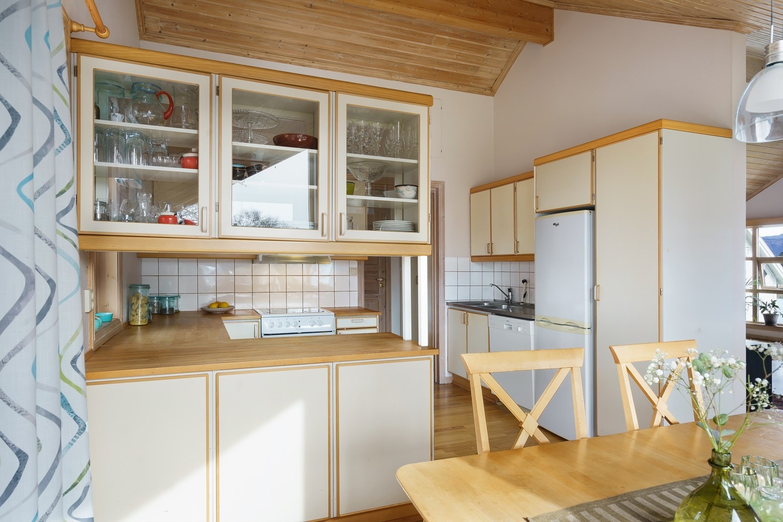 Kjøkkenet har mekanisk avtrekk ført ut over stekesonen. Galleribilde