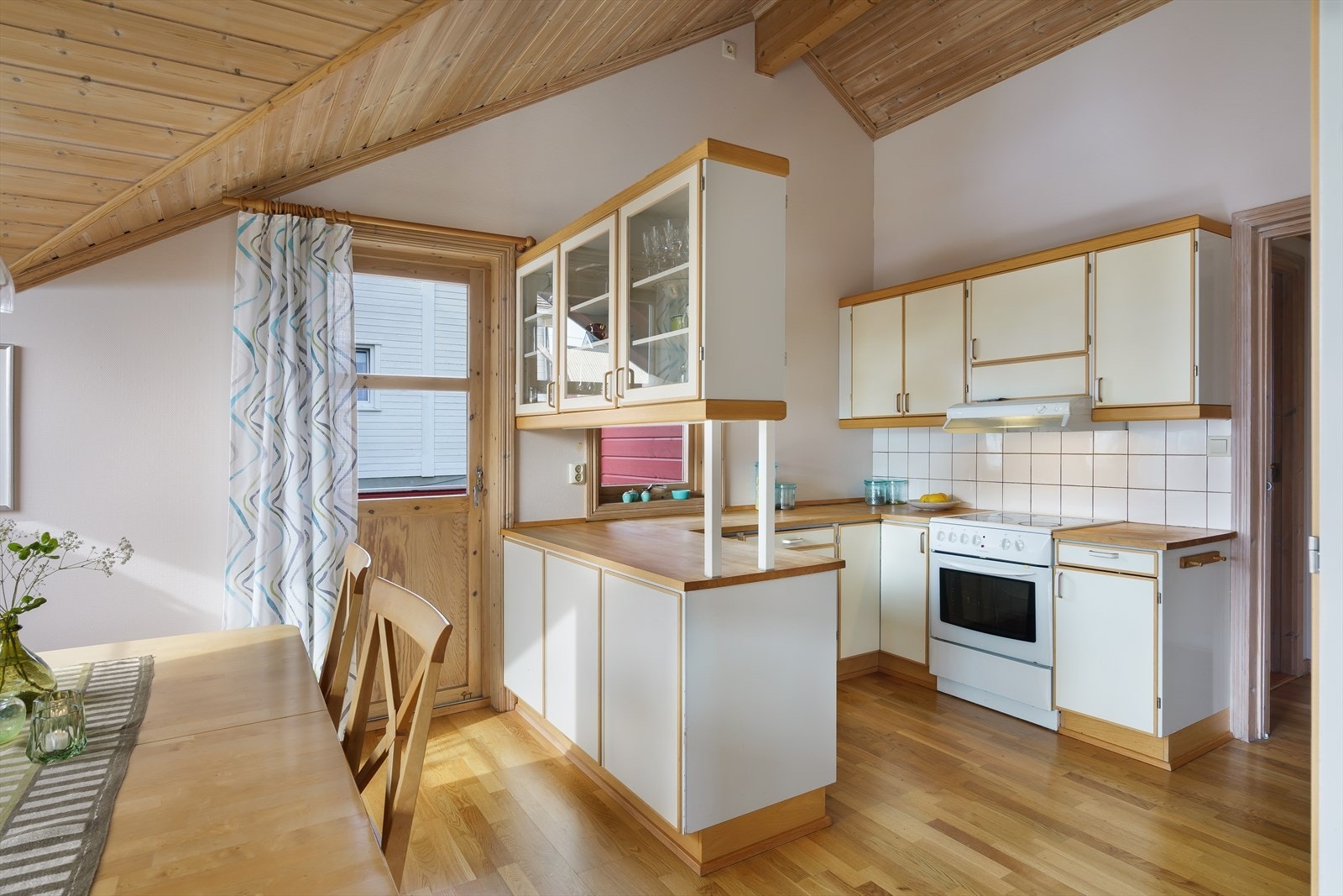 Fra spisestuen er det utgang til en vestvendt veranda på ca. 18 m² hvor ettermiddagssolen kan nytes. Galleribilde