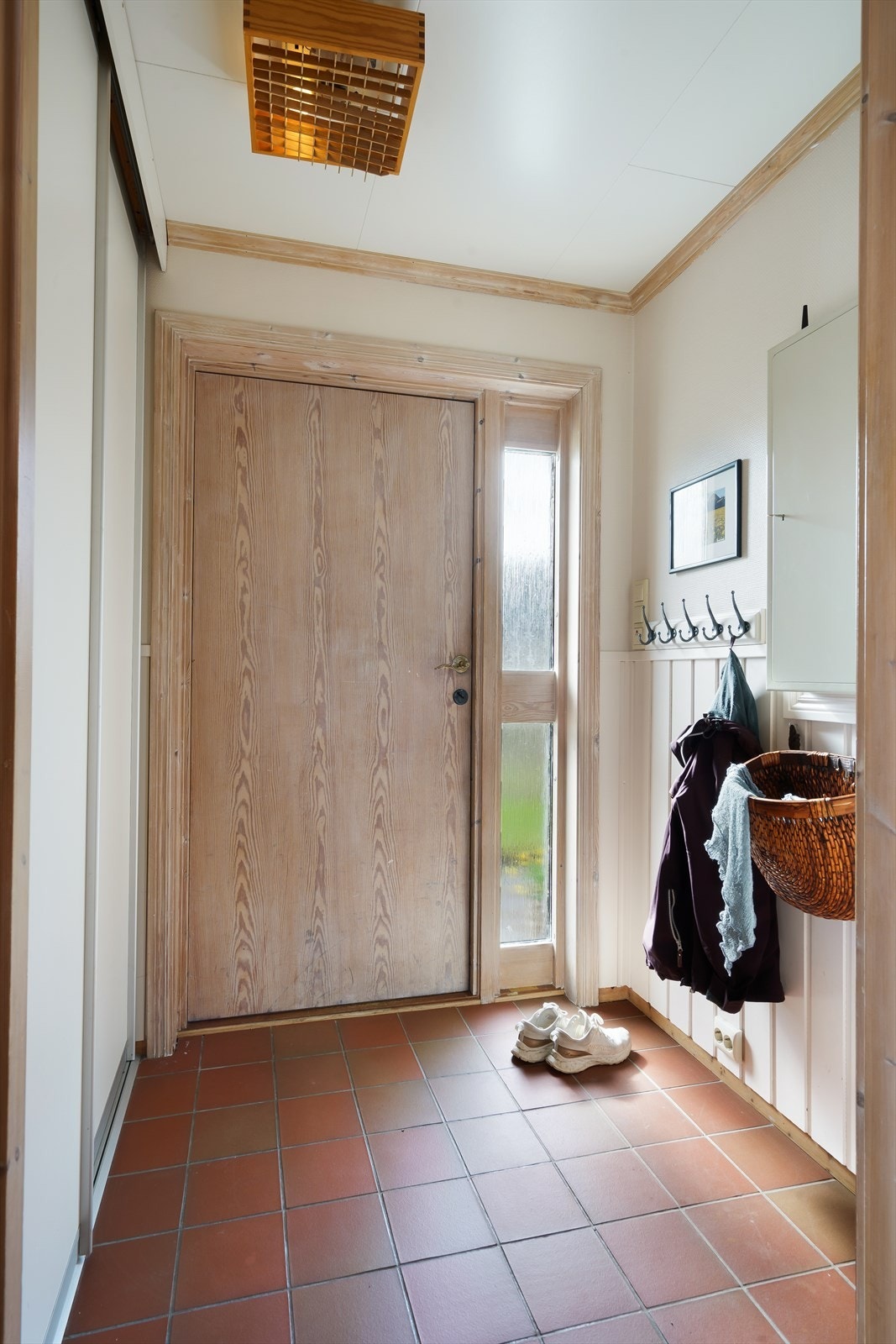 Når du kommer inn, møter du et vindfang med skyvedørsgarderobe og god plass til å henge fra deg yttertøy. Galleribilde