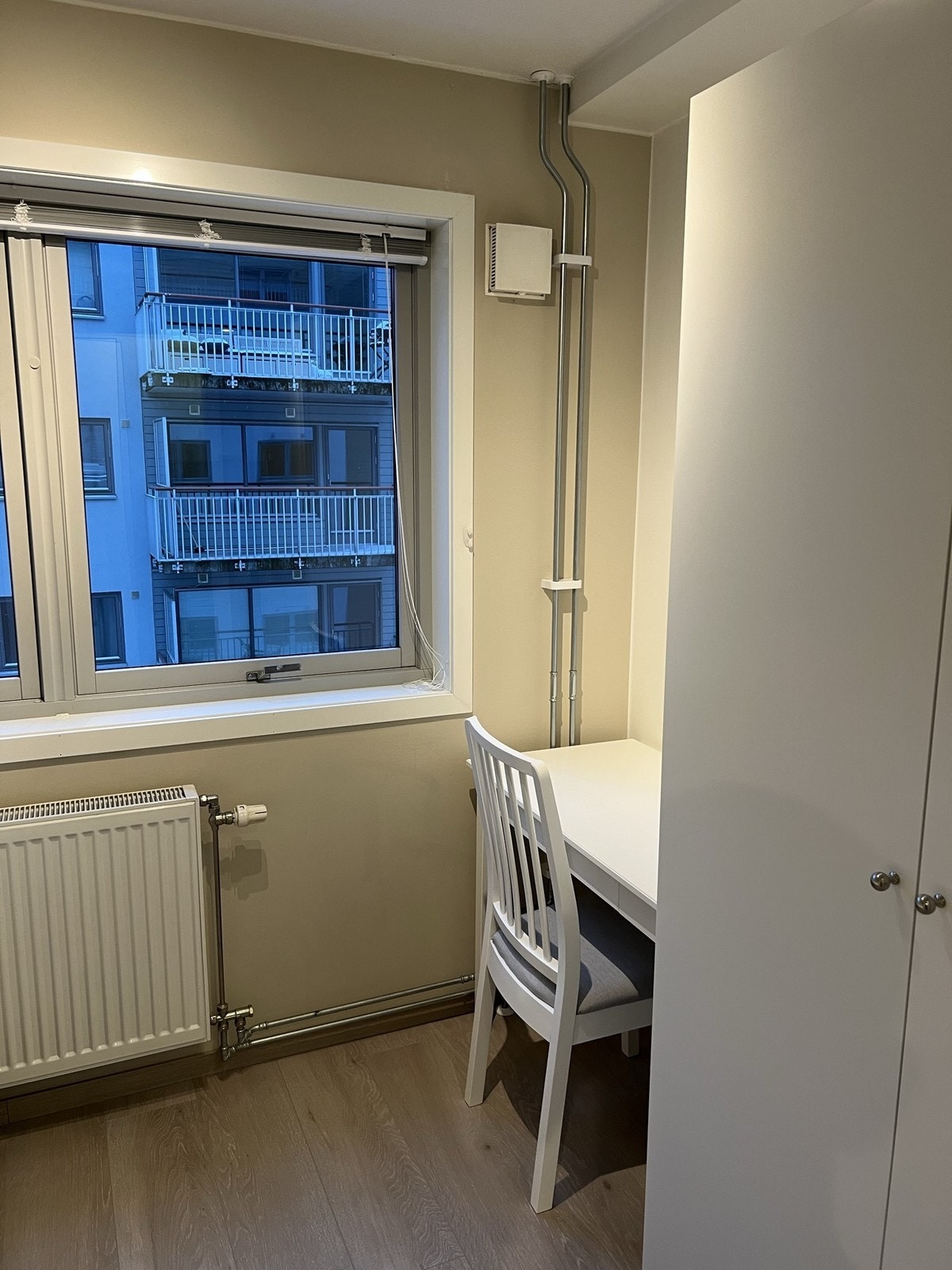 Skrivebord, stol og garderobeskap på soverom 3. Galleribilde