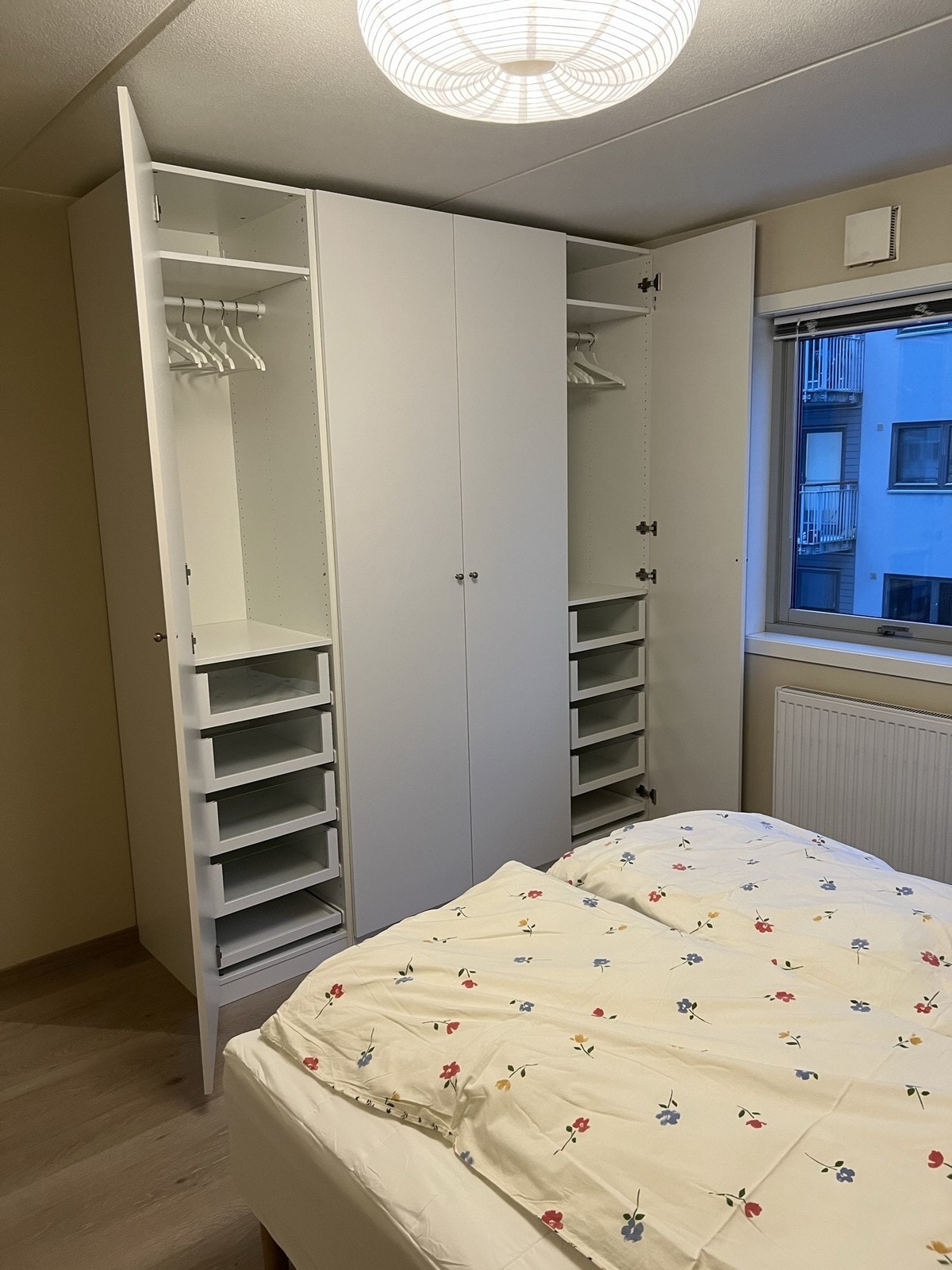 Romslig garderobe tilhørende hovedsoverom. Galleribilde