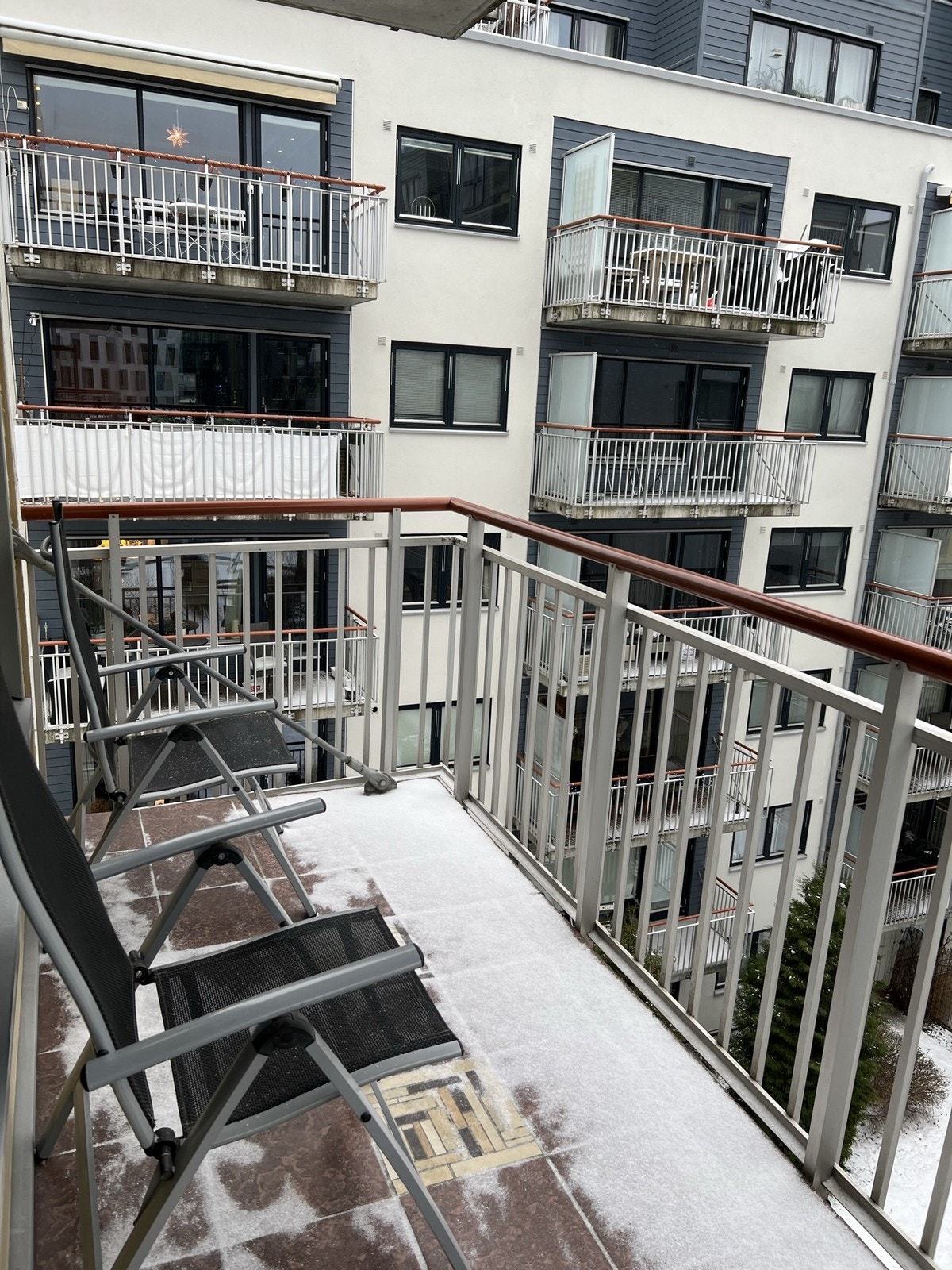 Luftig balkong. Hele boligen ligger vendt mot bakgård. Galleribilde