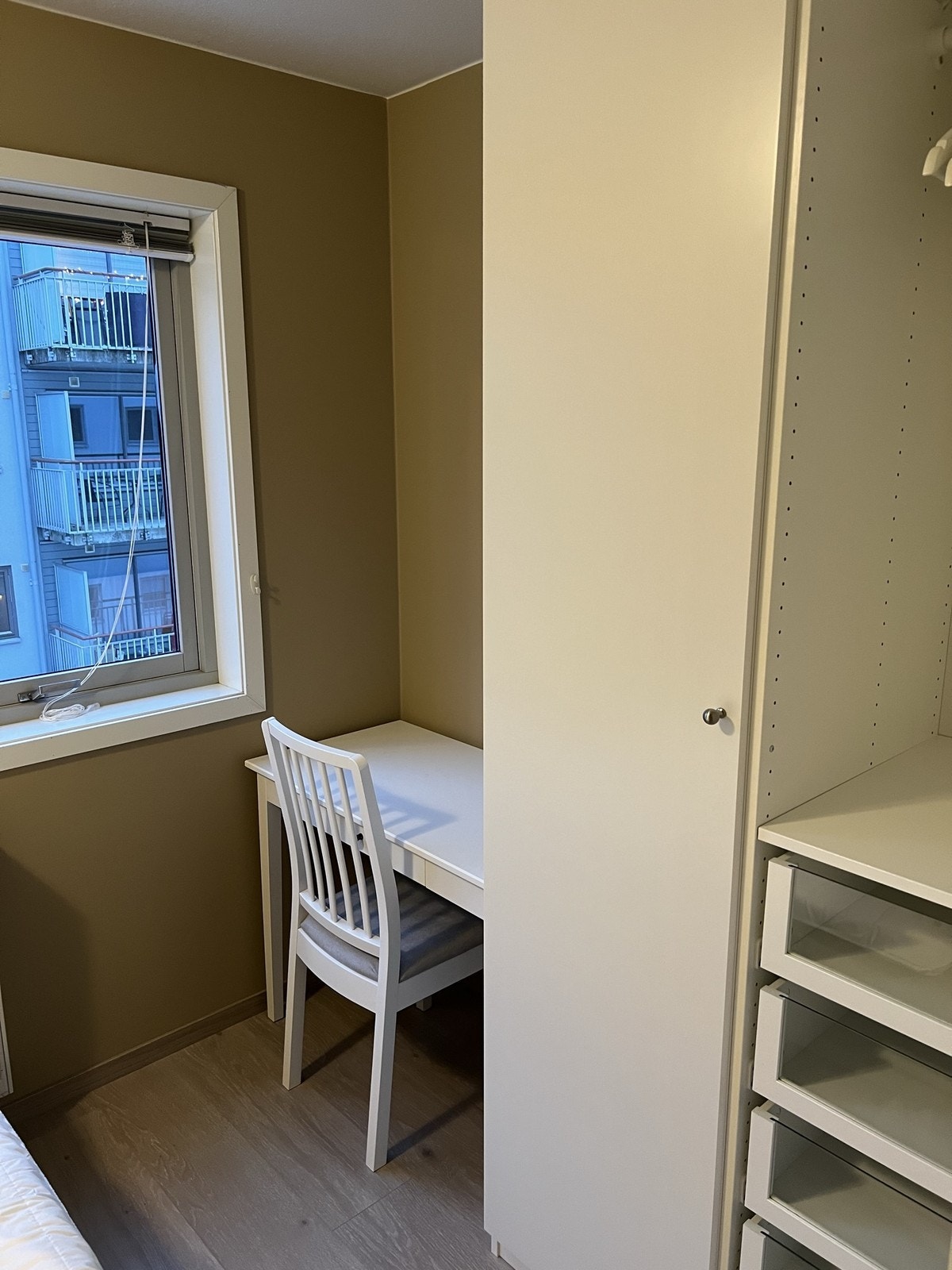 Skrivebord, stol og garderobeskap på soverom 2. Galleribilde