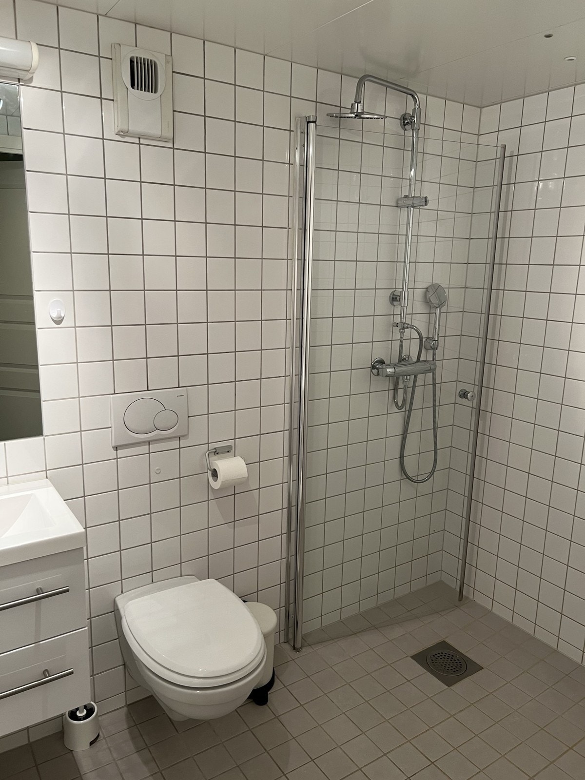 Komplett flislagt bad med varmekabler. Galleribilde
