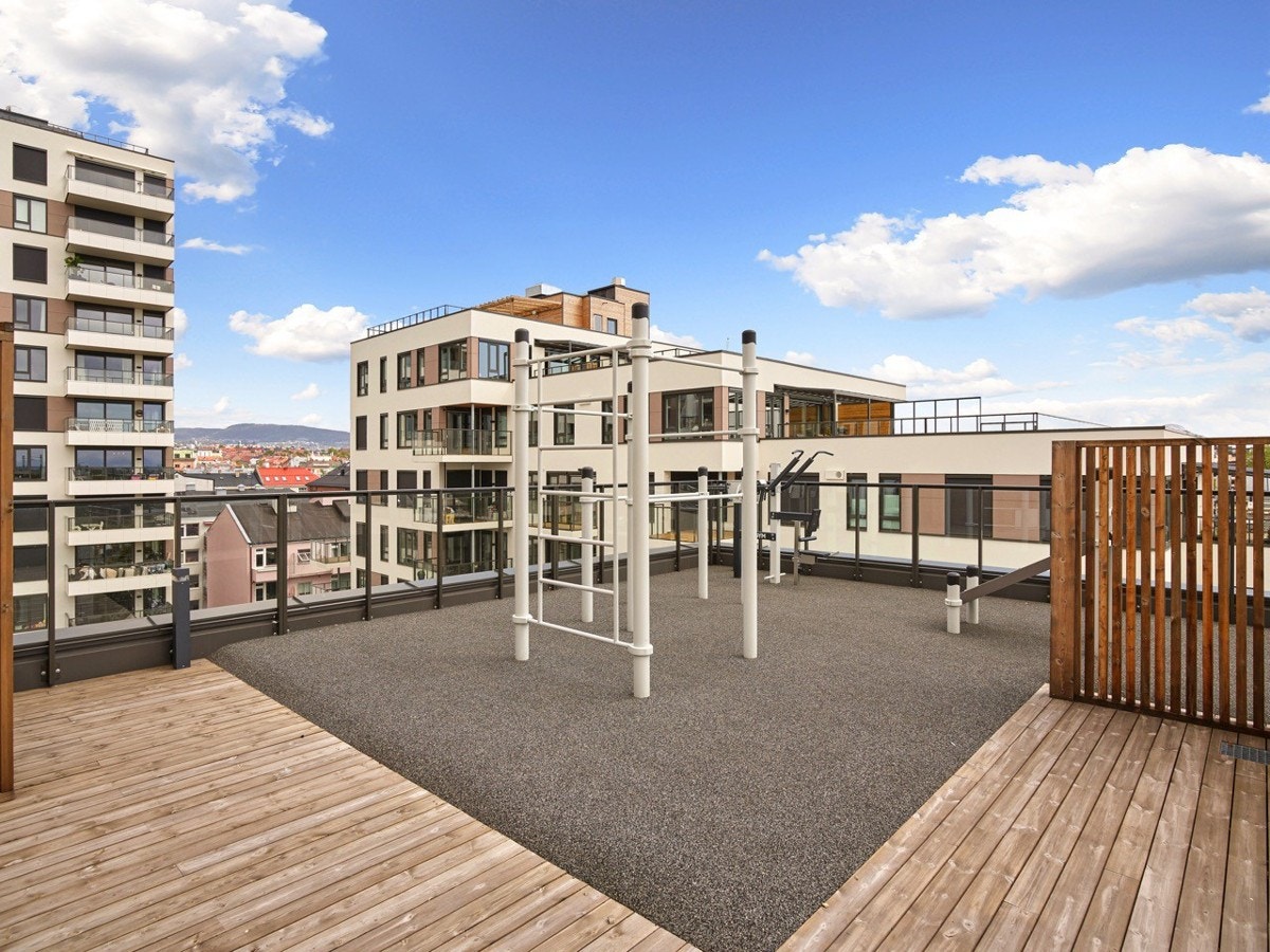 Takterrasse i bygg A med sittegrupper, utedusj, treningsavdeling, kjøkken med grill og plantekasser Galleribilde