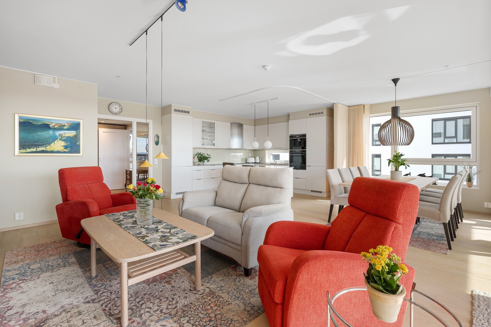 Hyggelig stuedel med plass til sofagruppe, stuebord og multimedia Galleribilde