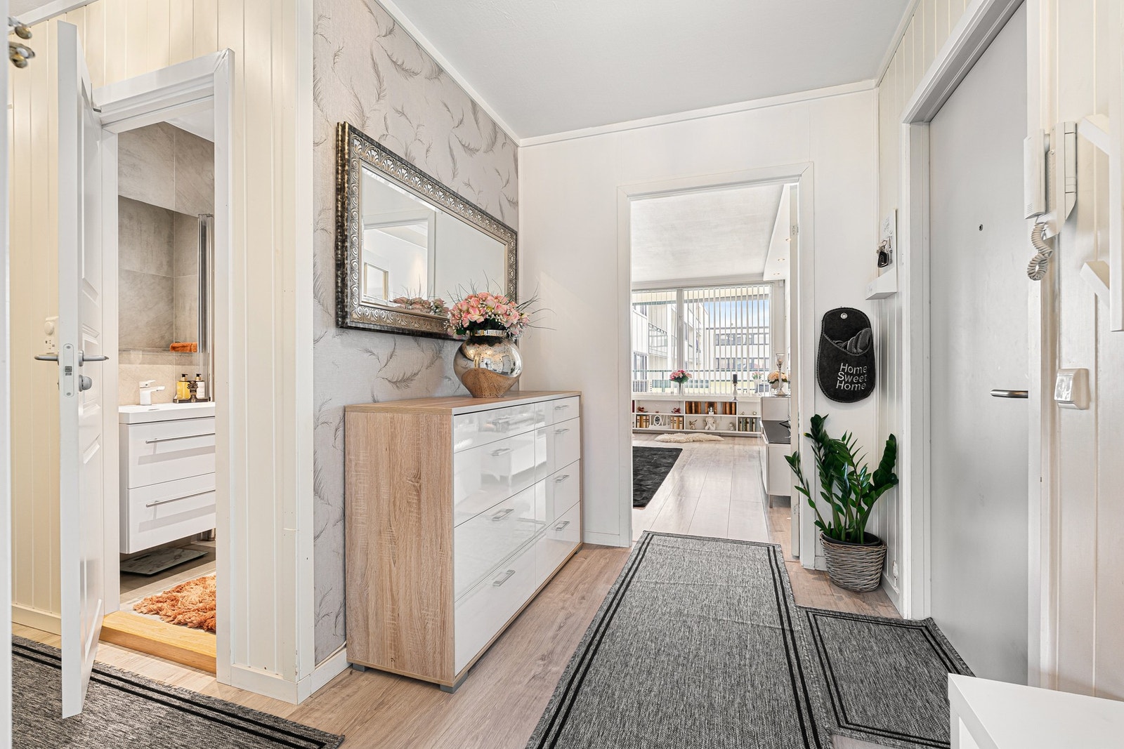 Innbydende og stor entré med god plass til oppheng av yttertøy. Galleribilde