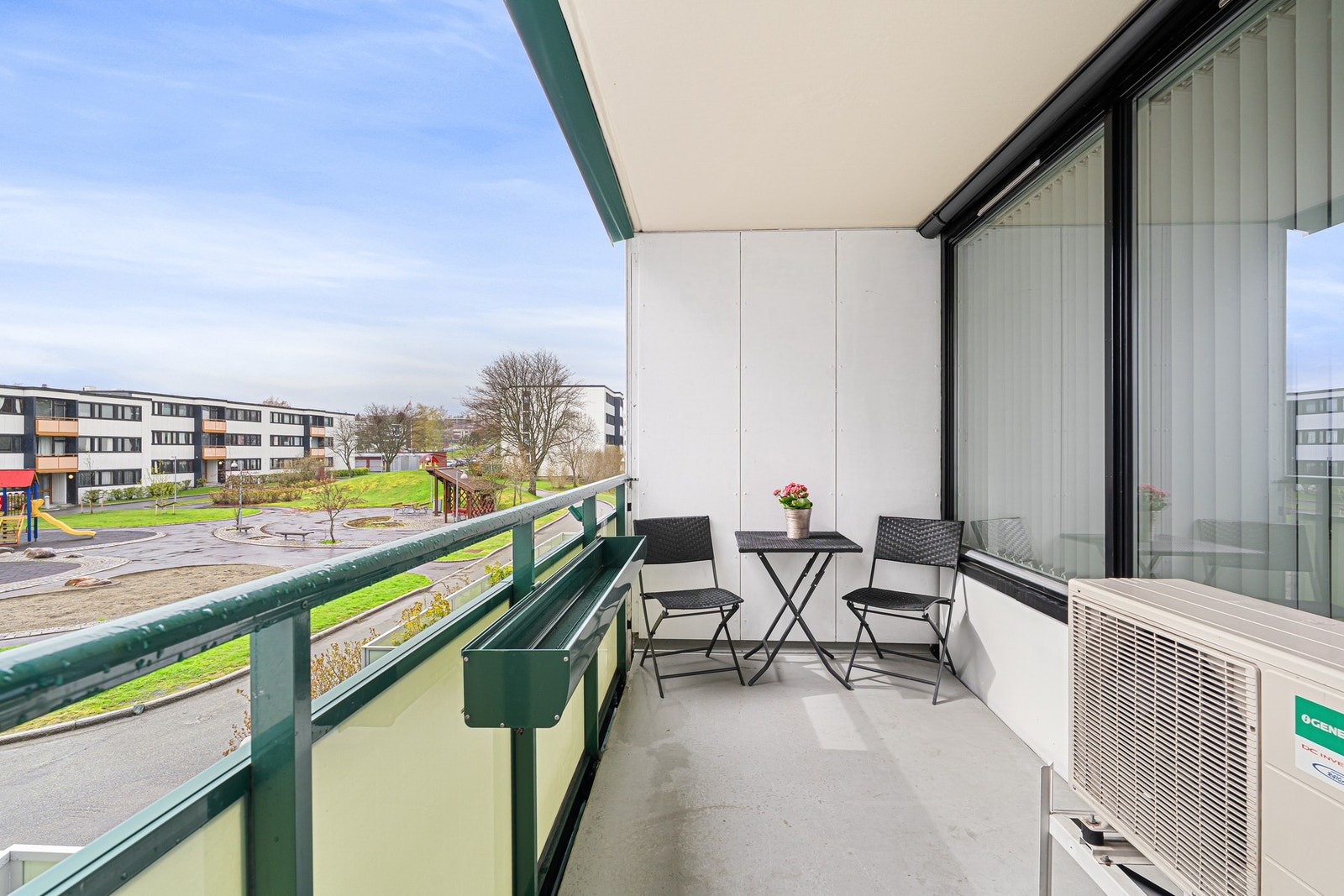 Fra stuen er det utgang til en koselig sørvendt blakong. Galleribilde