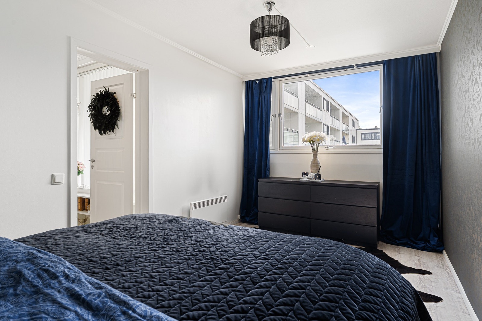 Store vindusflater som gir rikelig med naturlig lysinnslipp. Galleribilde