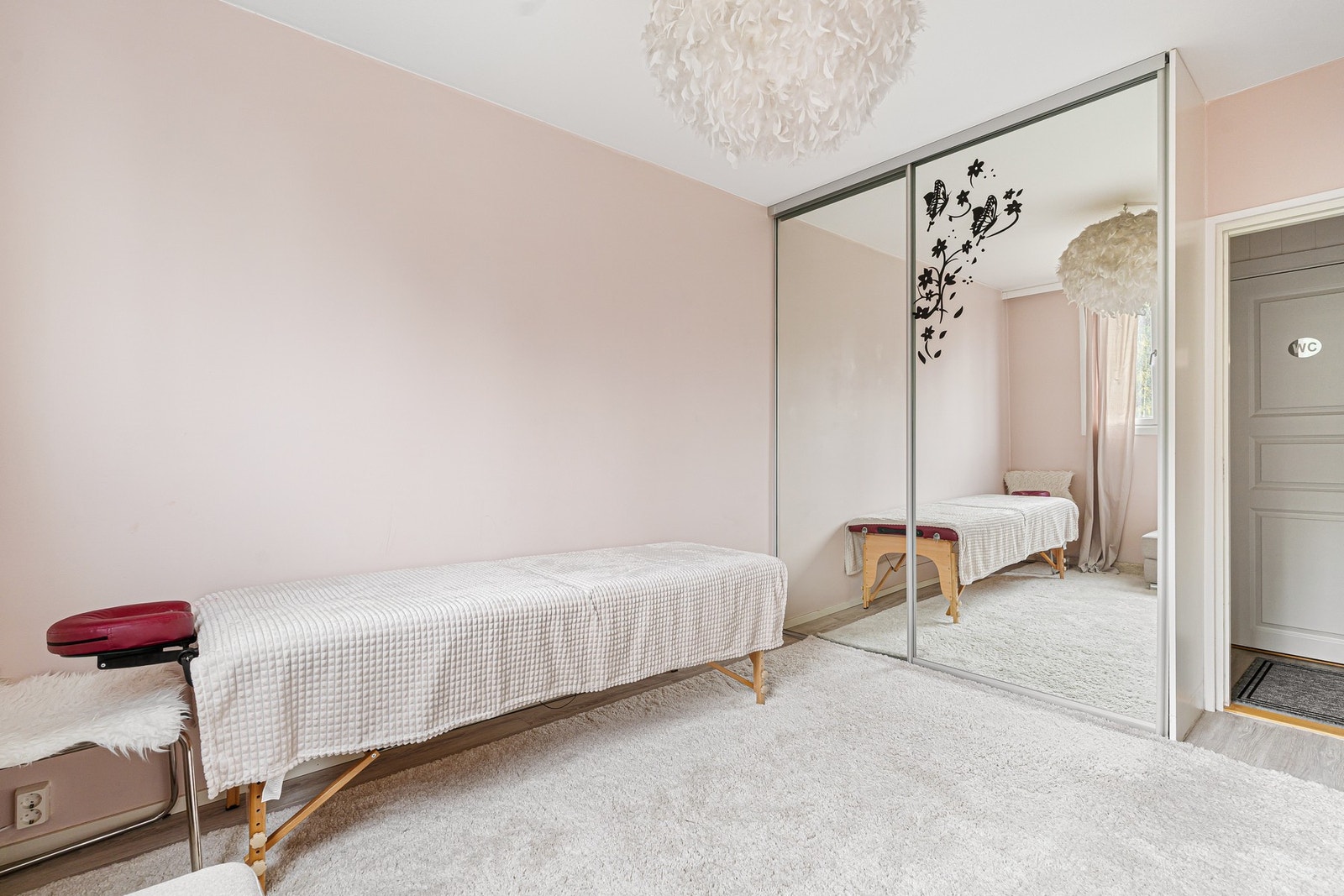 Skyvedørsgarderobe på soverommet. Galleribilde