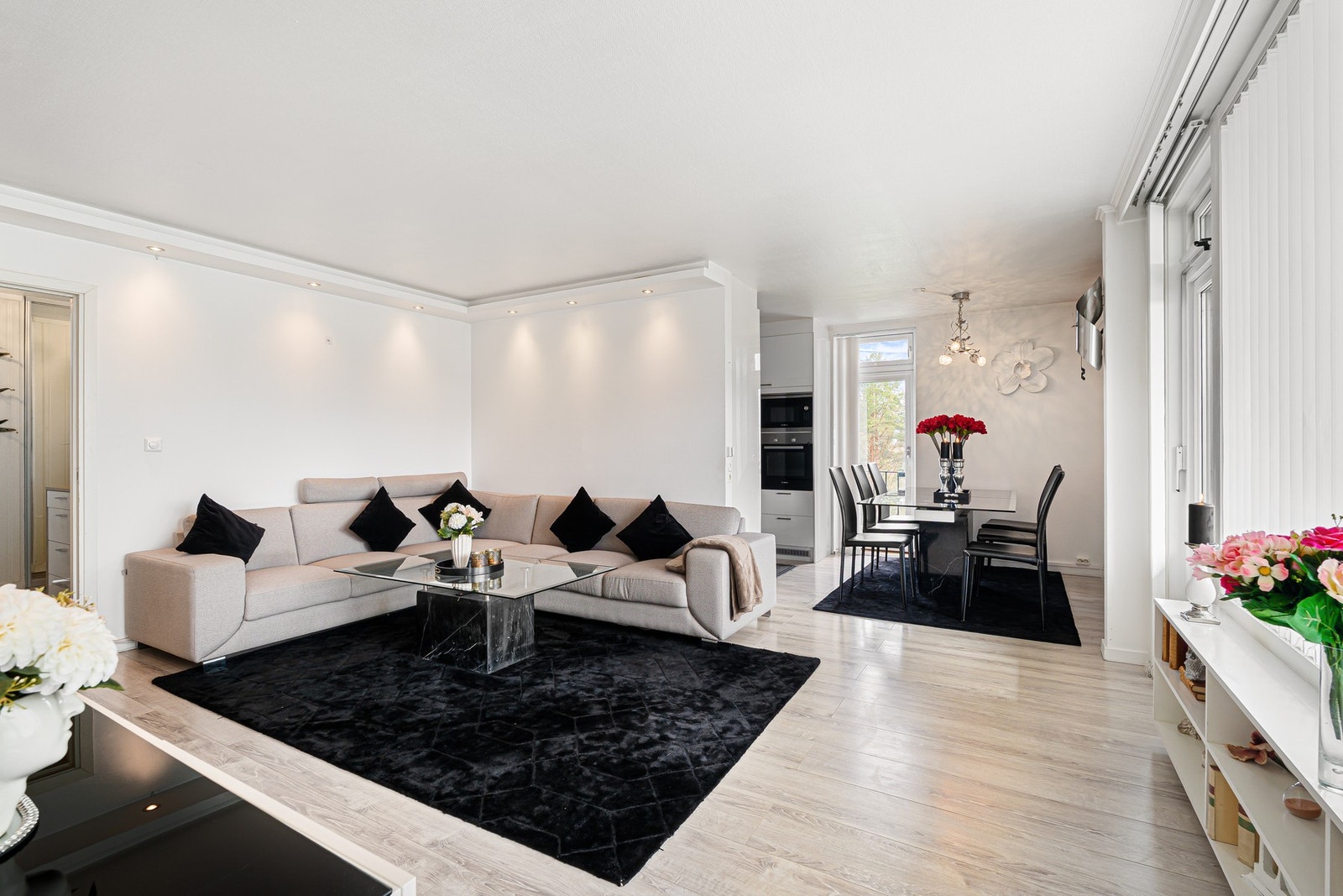 Lekker og romslig 4-roms leilighet i 2. etasje med hjørnebeliggenhet. Galleribilde