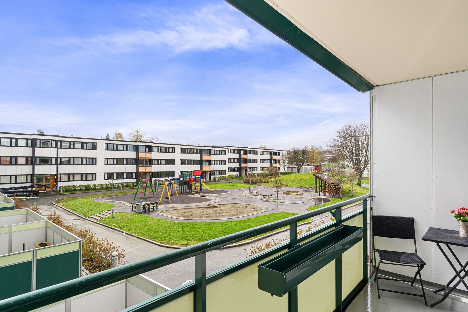 Svært gode solforhold på balkongen med fri utsikt mot sør og vest. Galleribilde