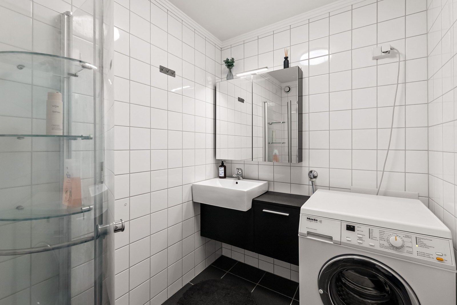 Pent innredet bad med flis på gulv og vegger. Det er varmekabler i gulv. Galleribilde