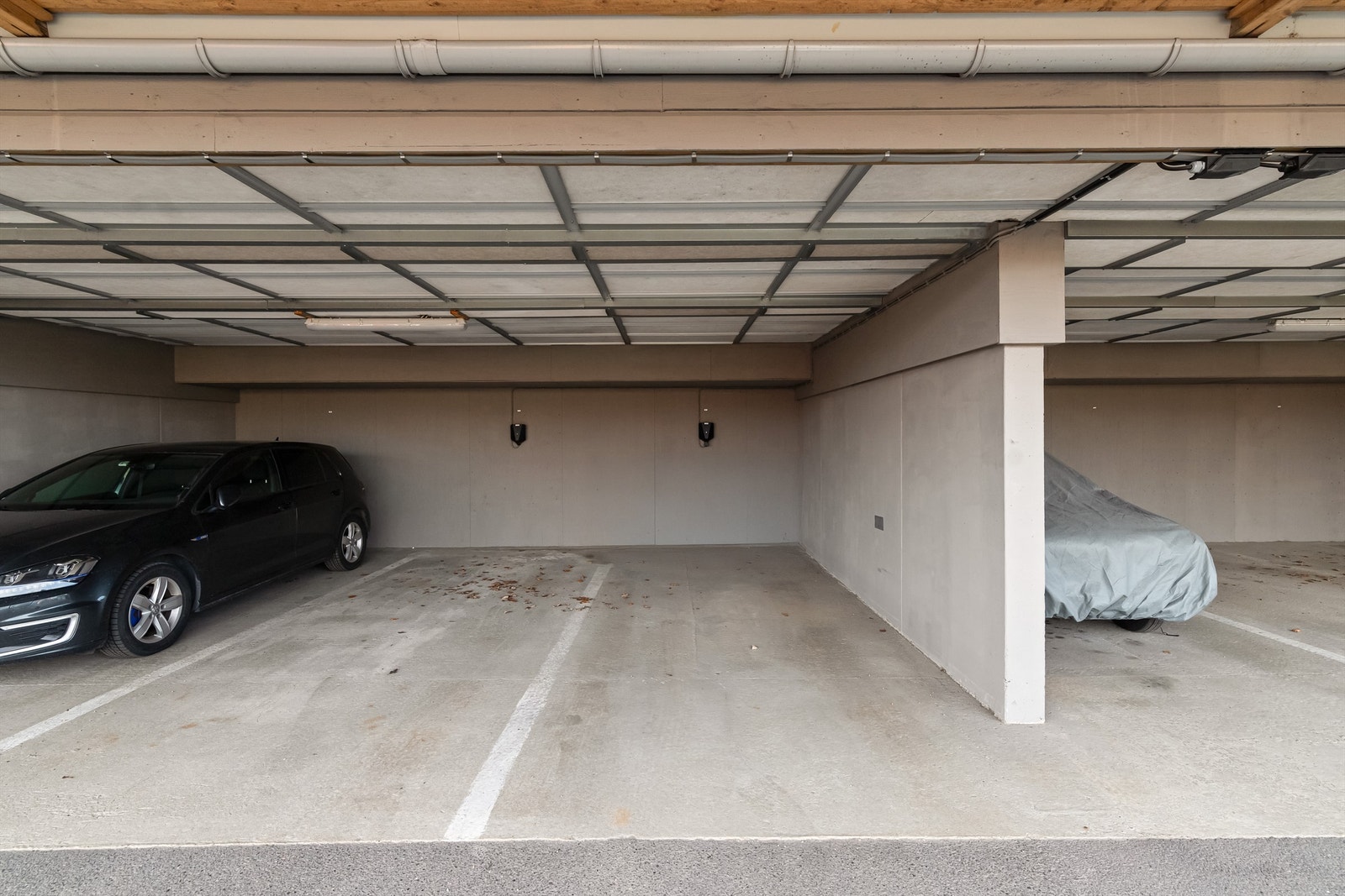 Det medfølger parkering i carport og egen bod i felles bodanlegg. Det er også tilrettelagt med elbillader. Galleribilde