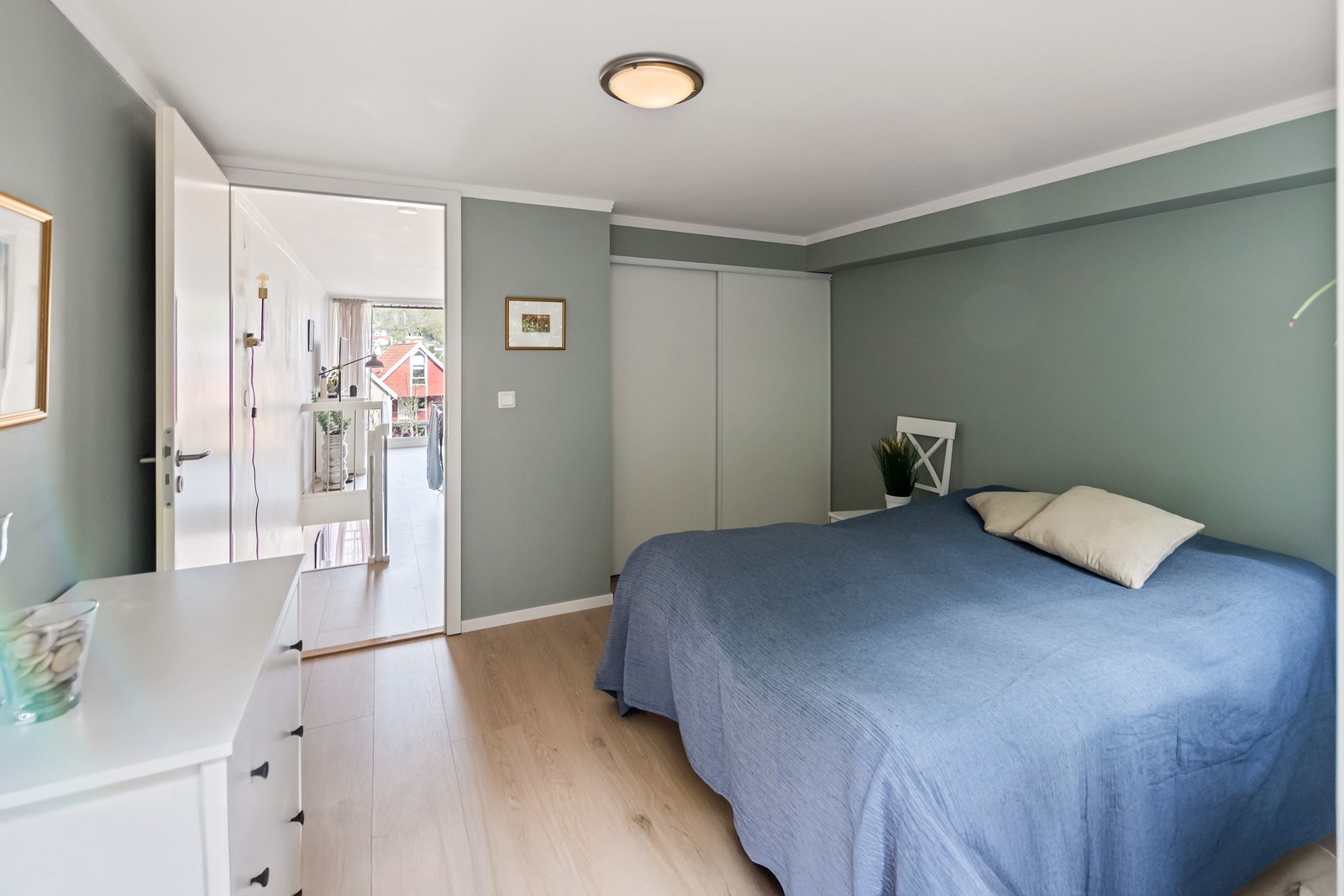 Hovedsoverommet har også praktisk skyvedørsgarderobe. Galleribilde