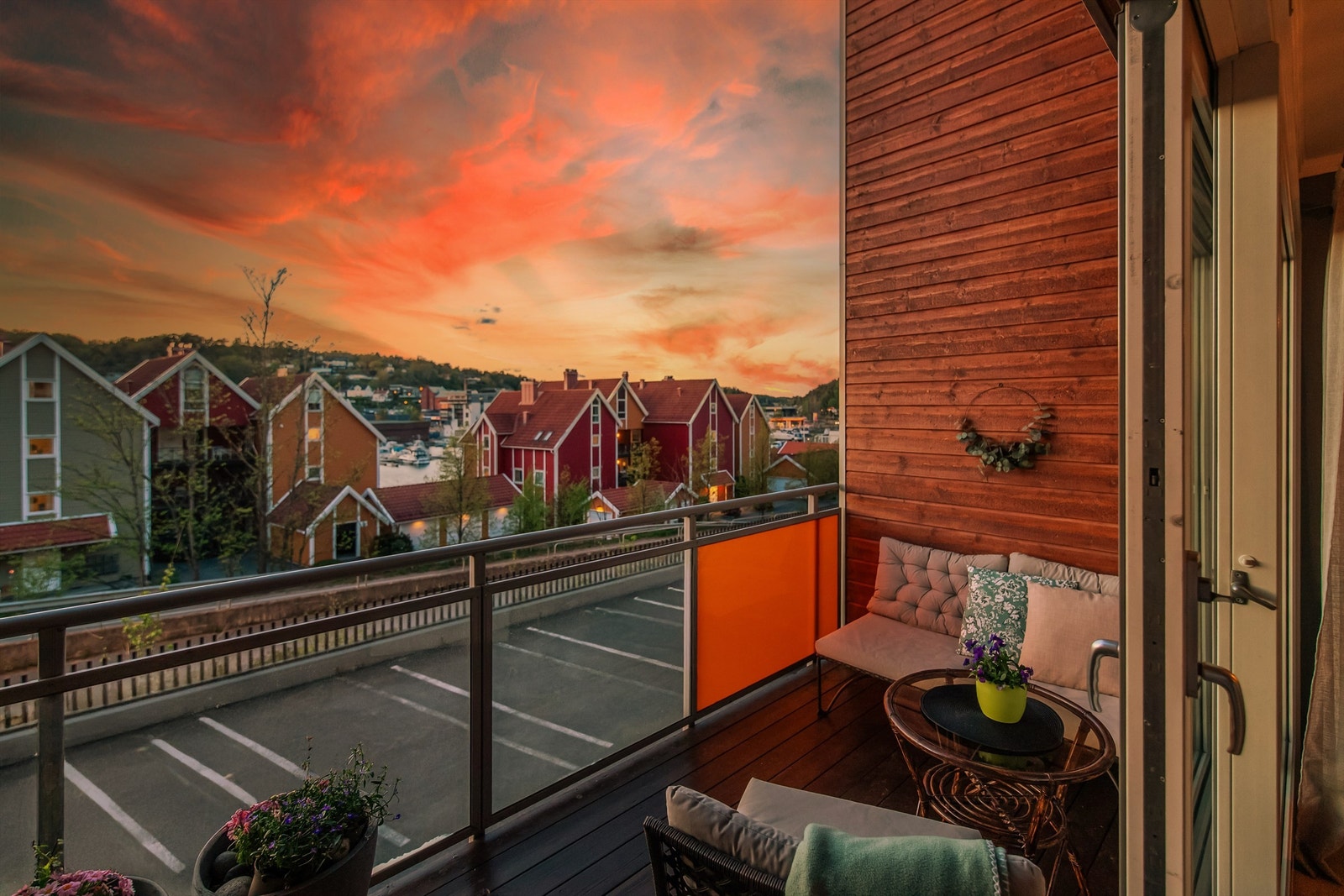 Fra balkongen kan du nyte både gløtt til sjøen og kveldssol. Galleribilde