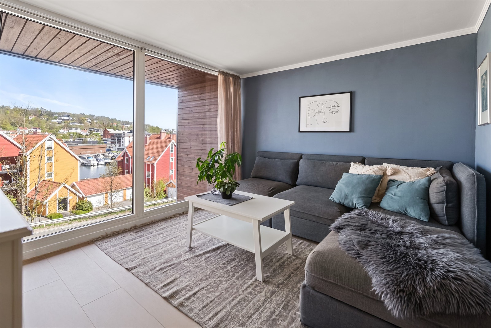 Leiligheten er gjennomgående og har en effektiv planløsning fordelt over to etasjer. Store vindusflater sørger for rikelig med lys og en god romfølelse. Galleribilde