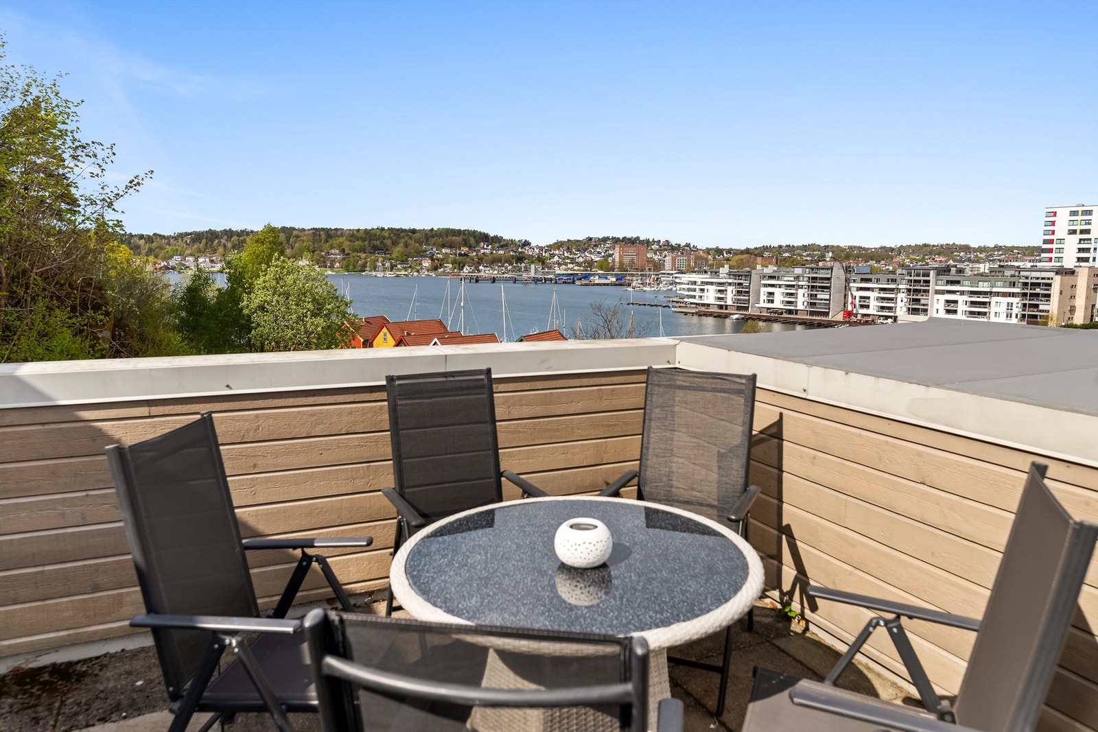 På takterrassen får du rikelig med sol og flott utsyn til Indre Havn. Galleribilde