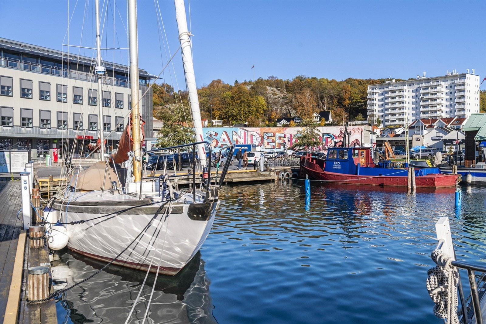 Det er kort gange fra eiendommen og inn til sentrum/Indre Havn med et godt utvalg av spise- og utesteder. Her er det yrende folkeliv en varm sommerdag. Galleribilde