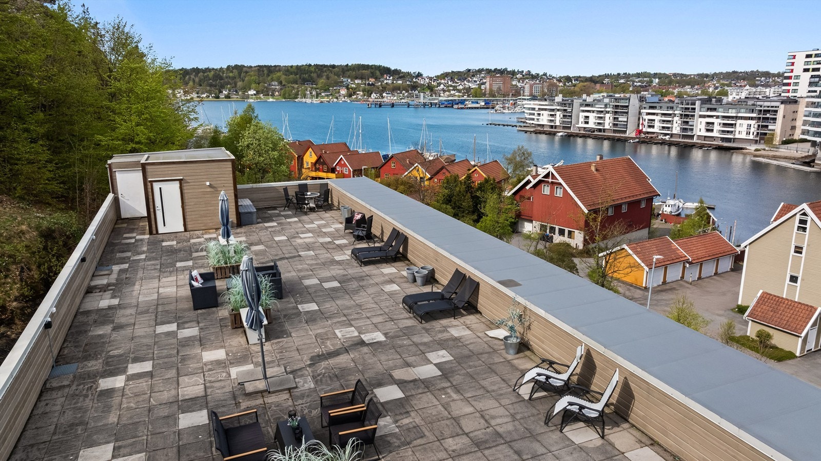 Meget stor felles takterrasse for borrettslaget. Galleribilde