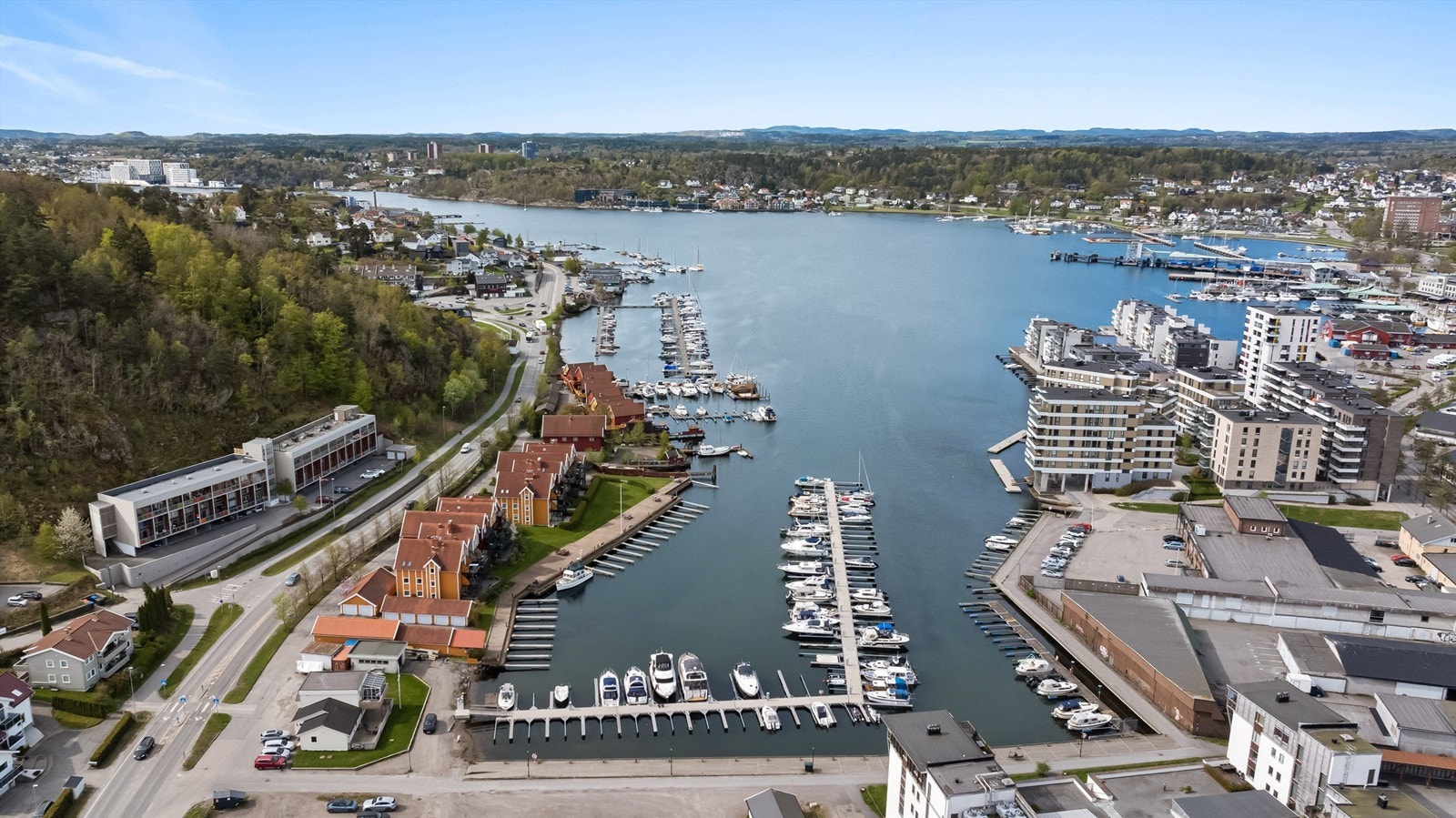 Leiligheten har en flott og sentral beliggenhet ved Indre Havn/Kilen. Her ligger eiendommen pent til med noe utsyn til sjøen, byen og omkringliggende områder. Galleribilde